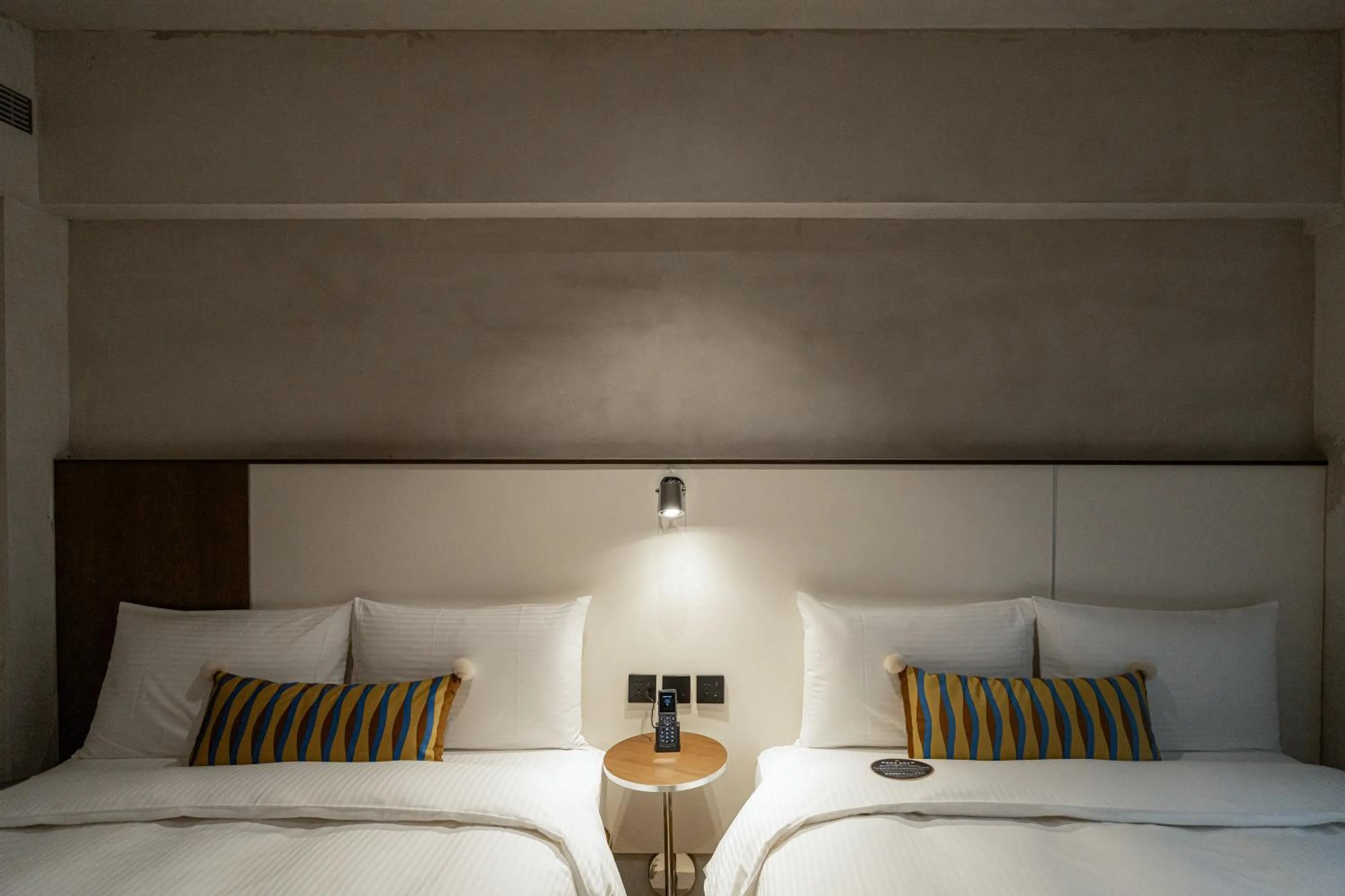 Photo of the whole room, Bed in PAPO'A Labs