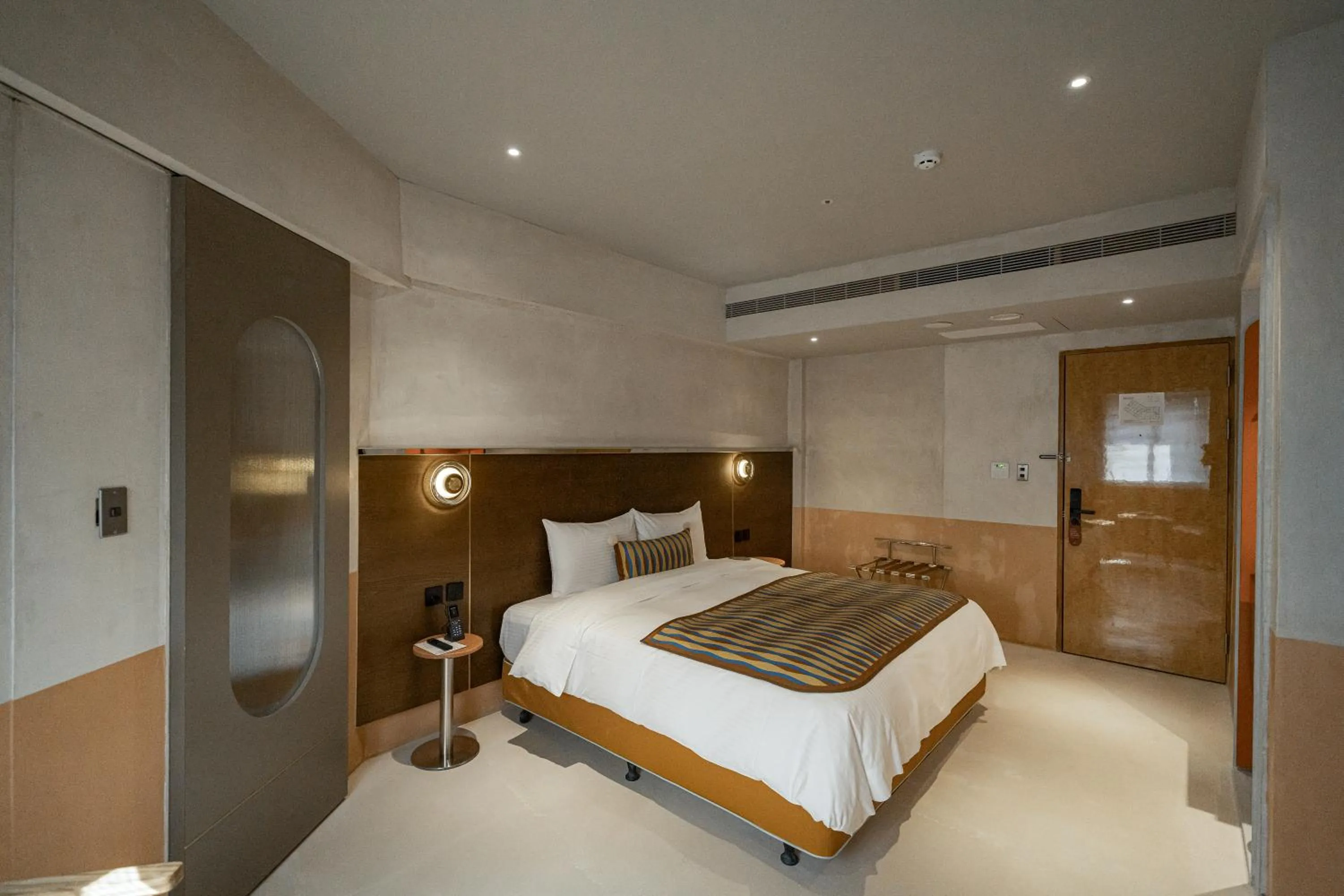 Photo of the whole room, Bed in PAPO'A Labs