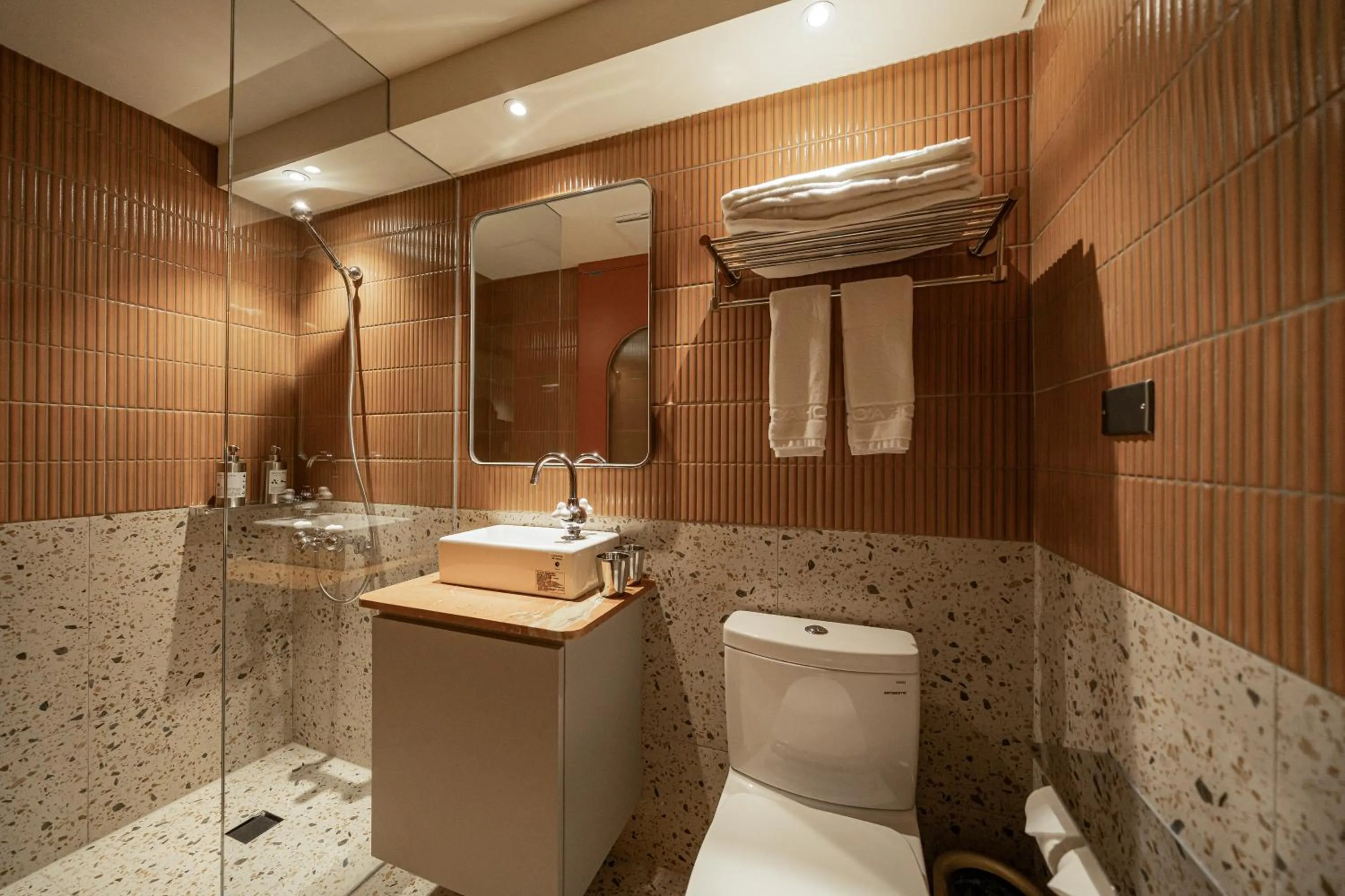 Shower in PAPO'A Labs