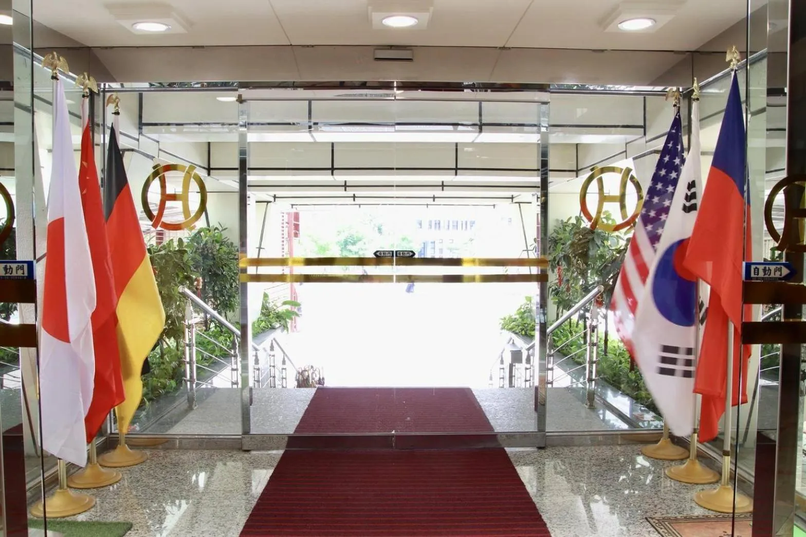 Facade/entrance in Oriental Hotel