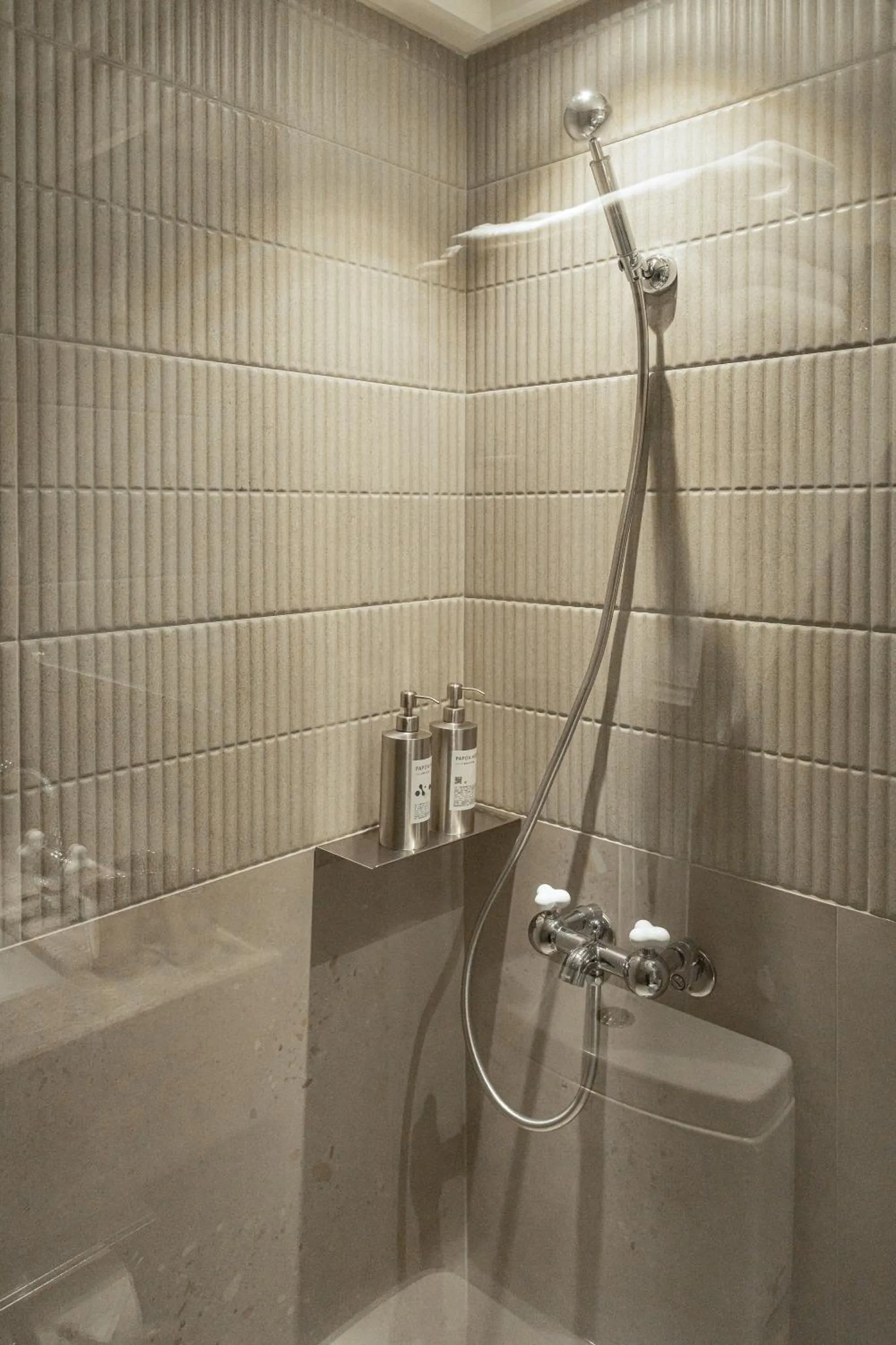 Shower in PAPO'A Labs