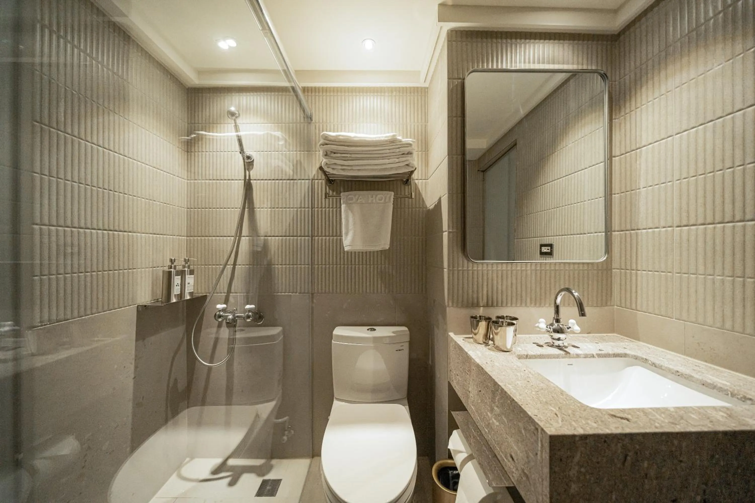 Shower in PAPO'A Labs