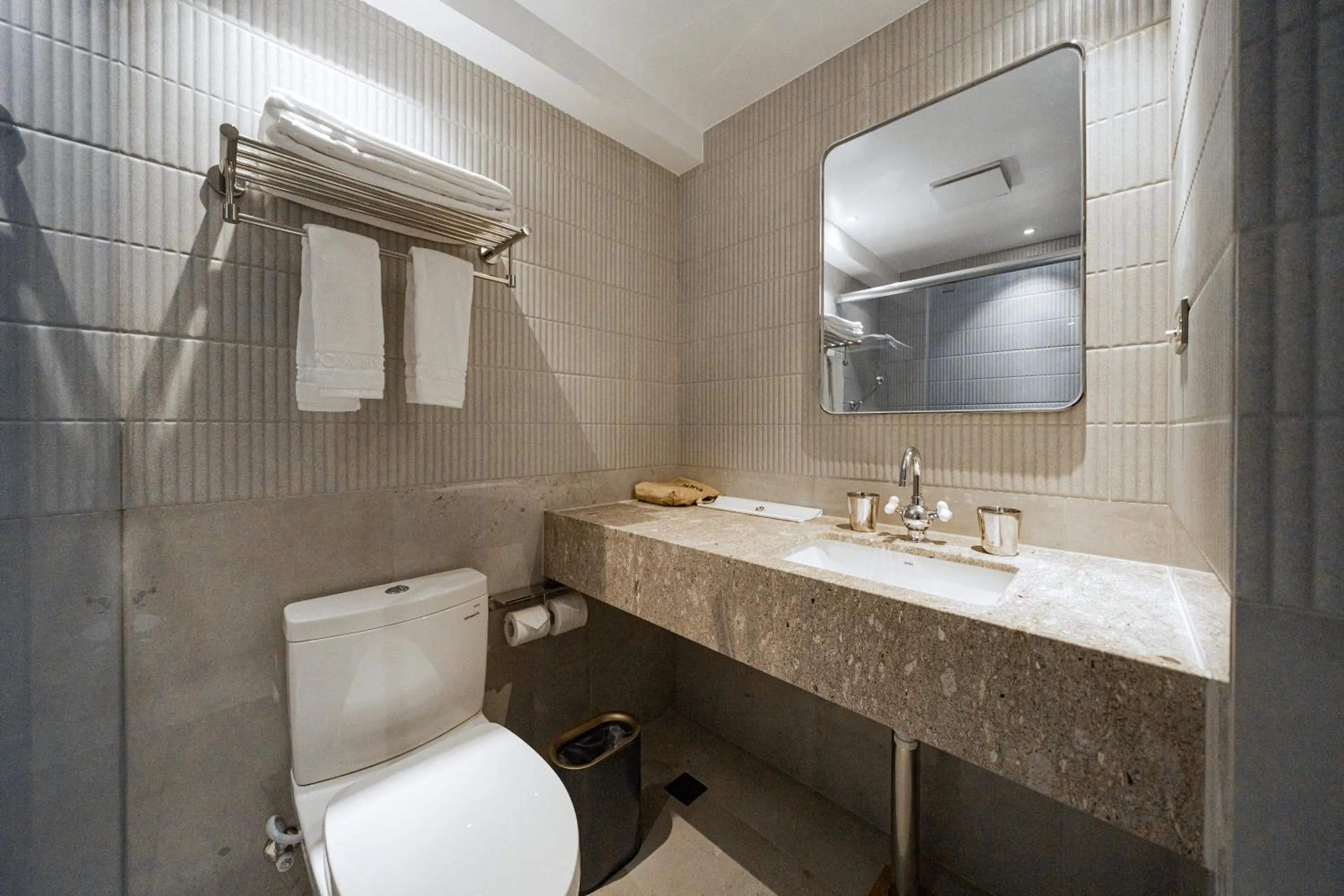 Toilet in PAPO'A Labs