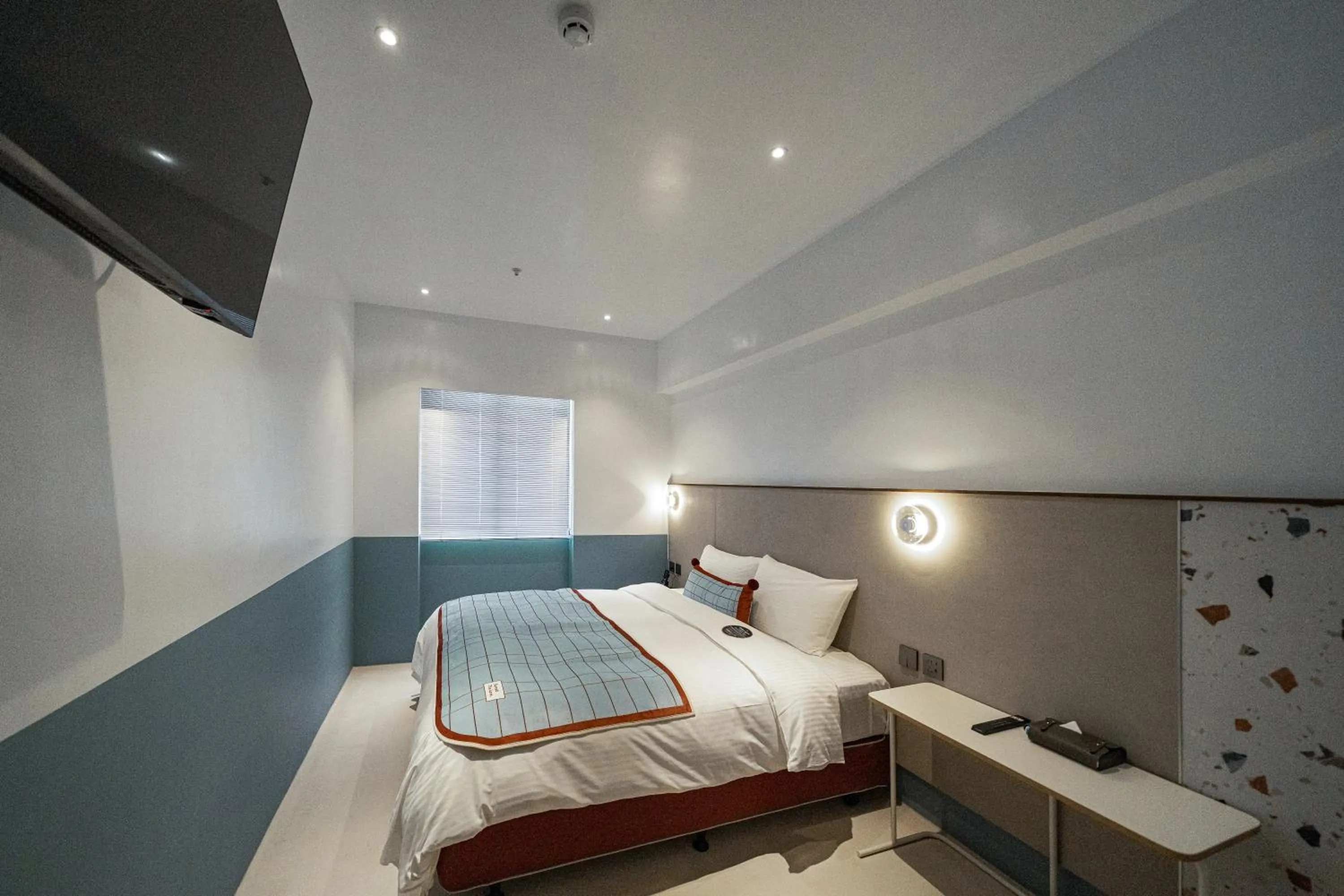 Photo of the whole room, Bed in PAPO'A Labs