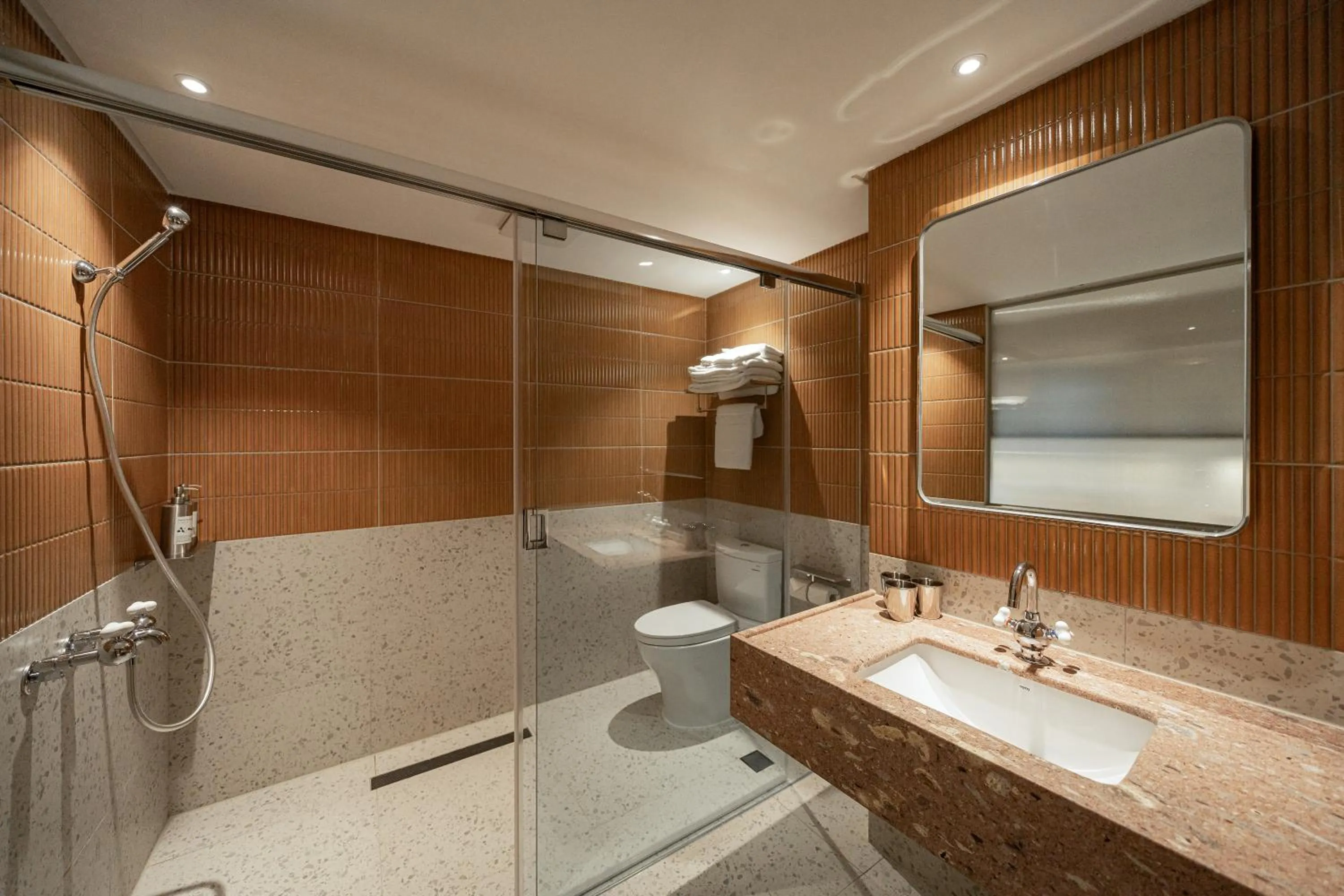 Shower in PAPO'A Labs