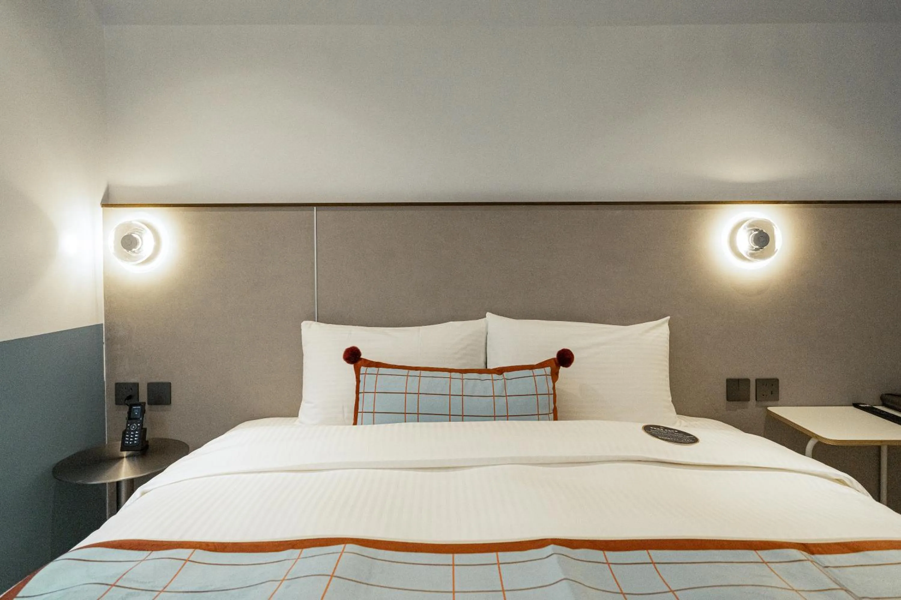 Photo of the whole room, Bed in PAPO'A Labs