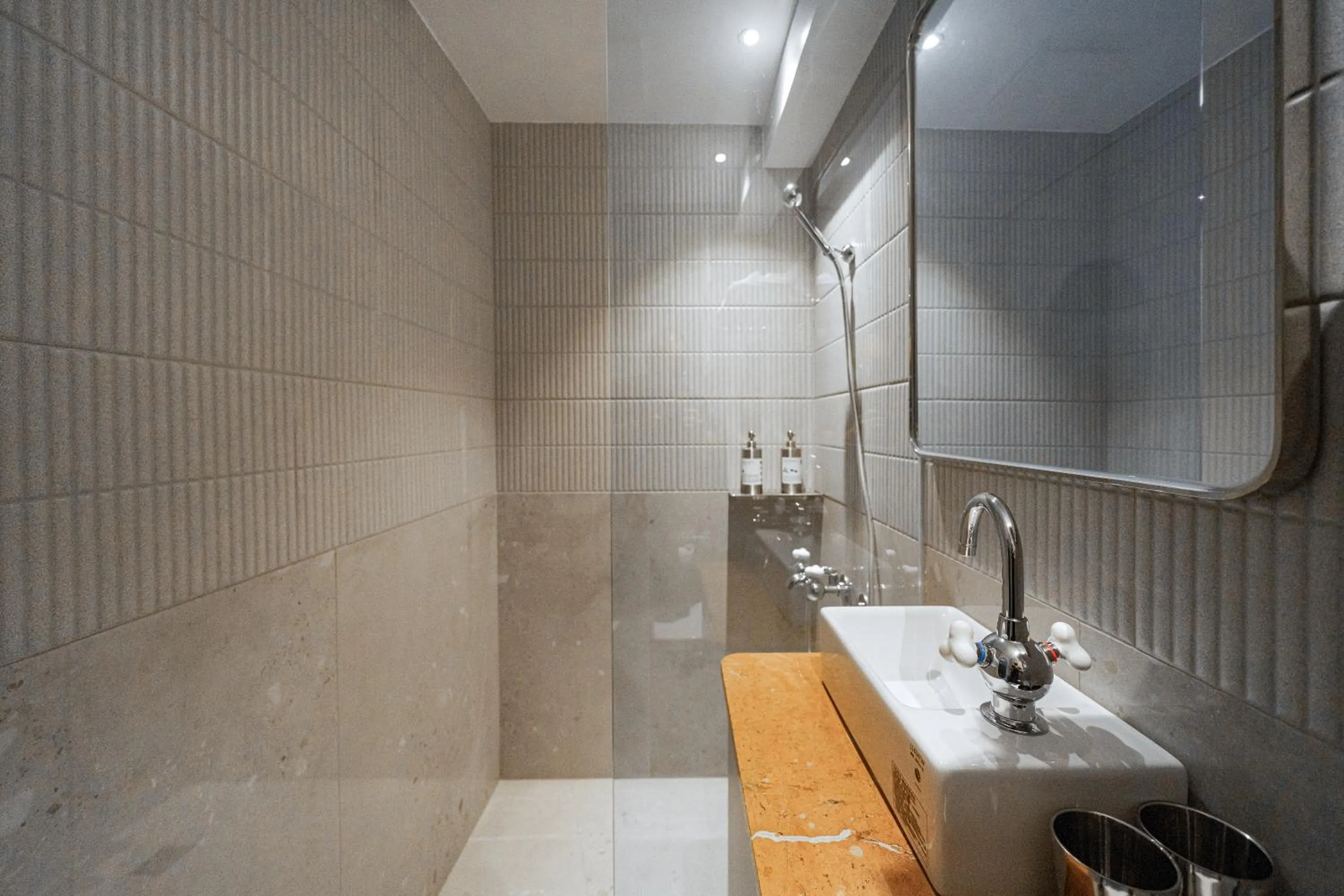 Shower in PAPO'A Labs