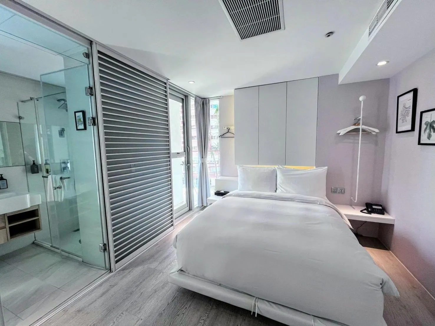 Shower, Bed in Hotel Mapp