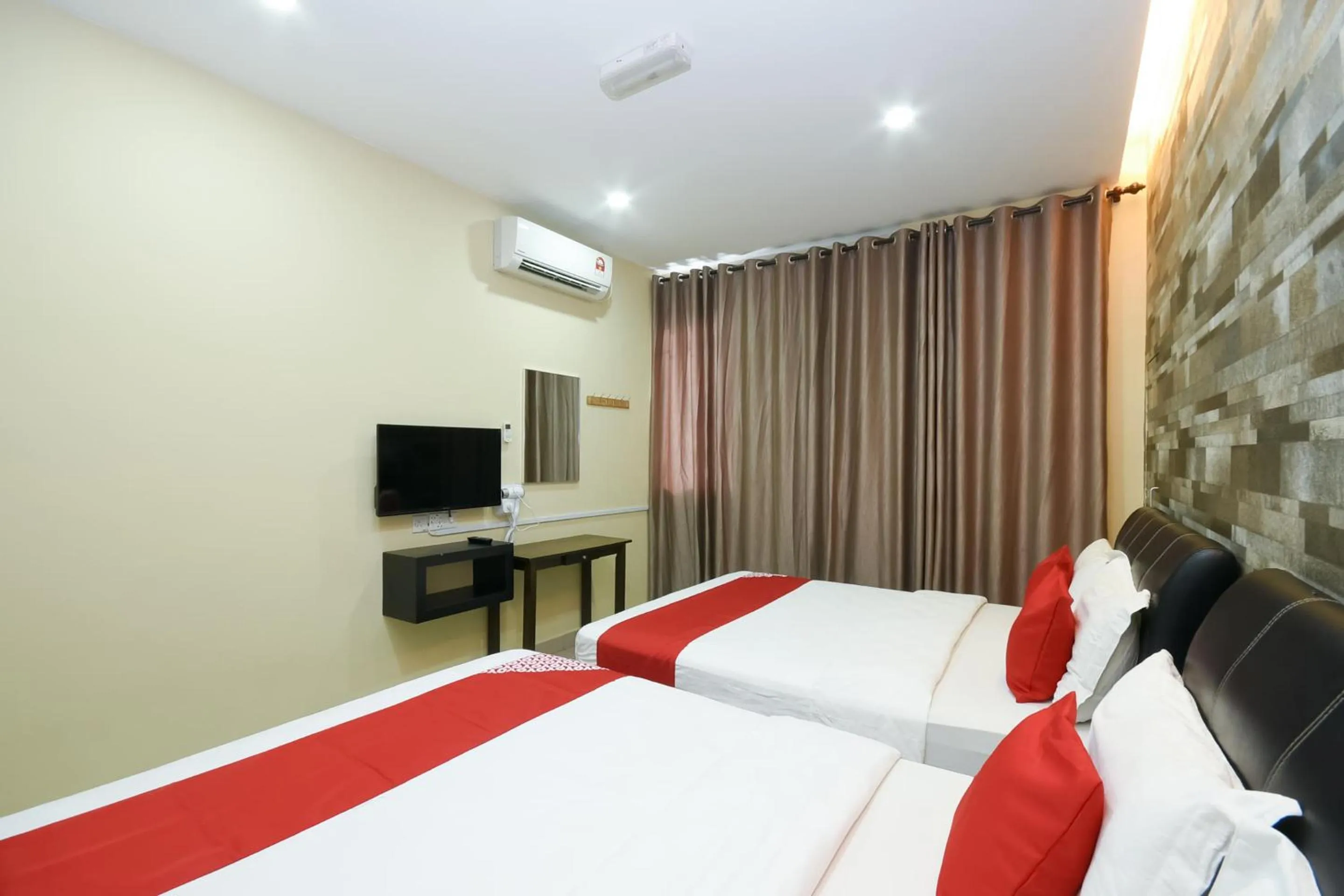 Bedroom, Bed in Hotel O Ys Inn