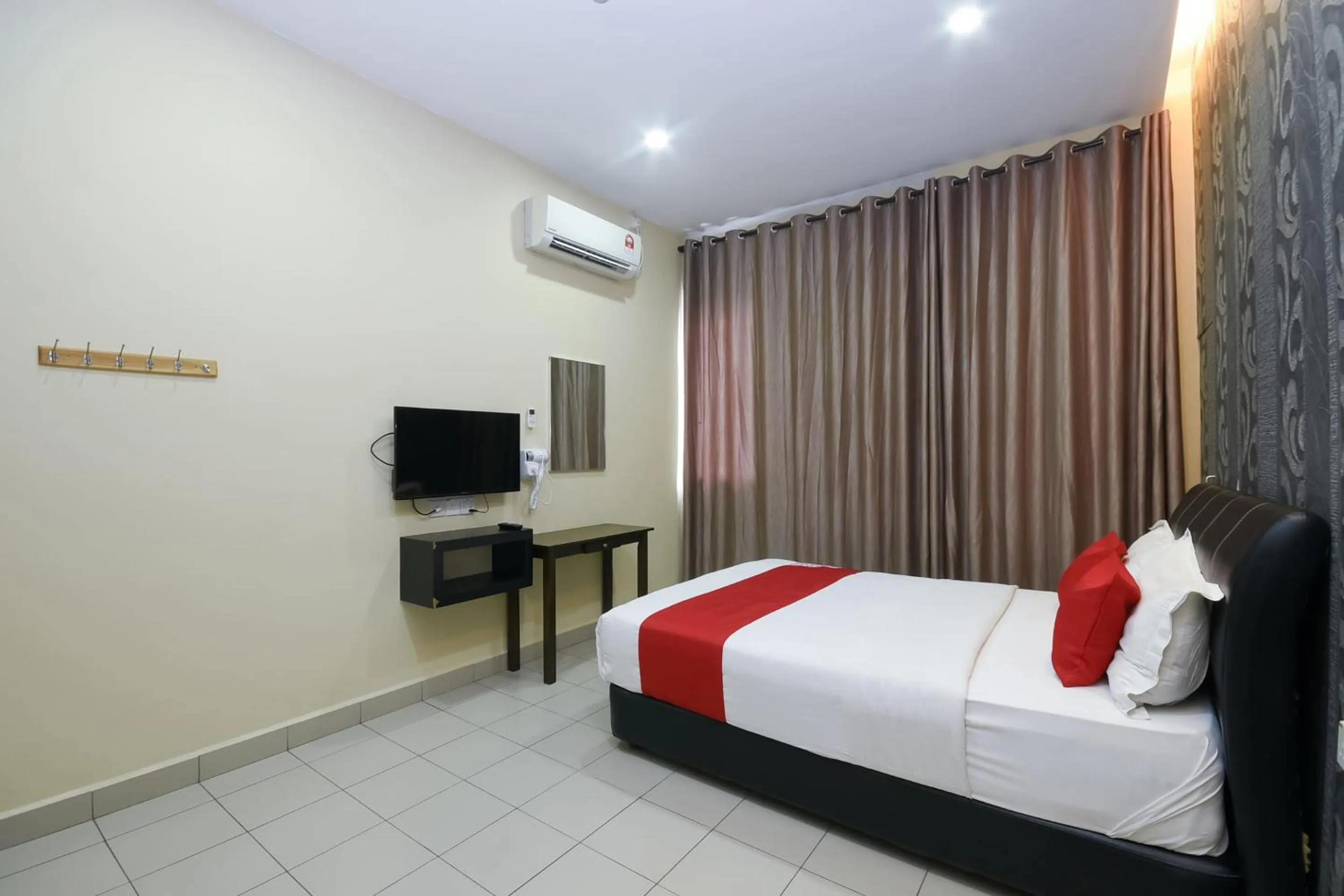 Bedroom, Bed in Hotel O Ys Inn