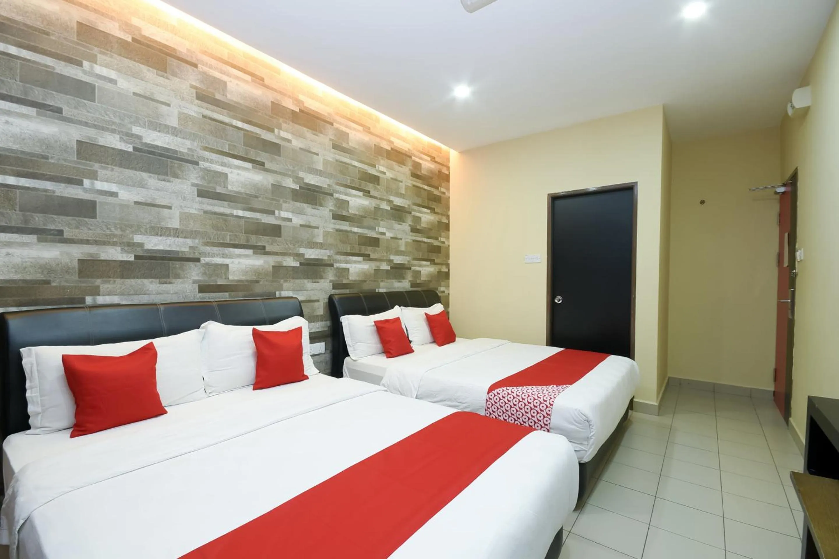 Bedroom, Bed in Hotel O Ys Inn