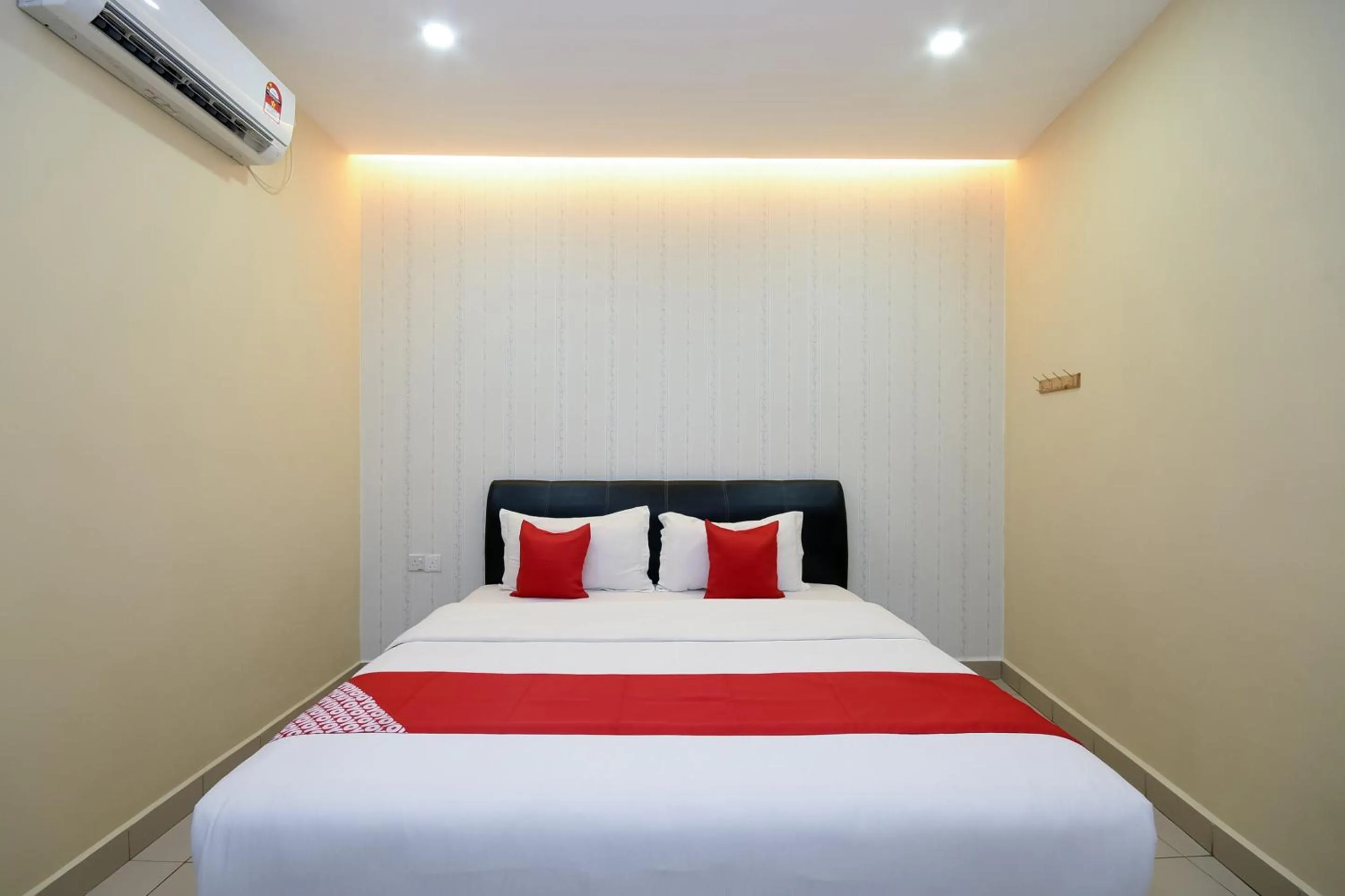 Bedroom, Bed in Hotel O Ys Inn