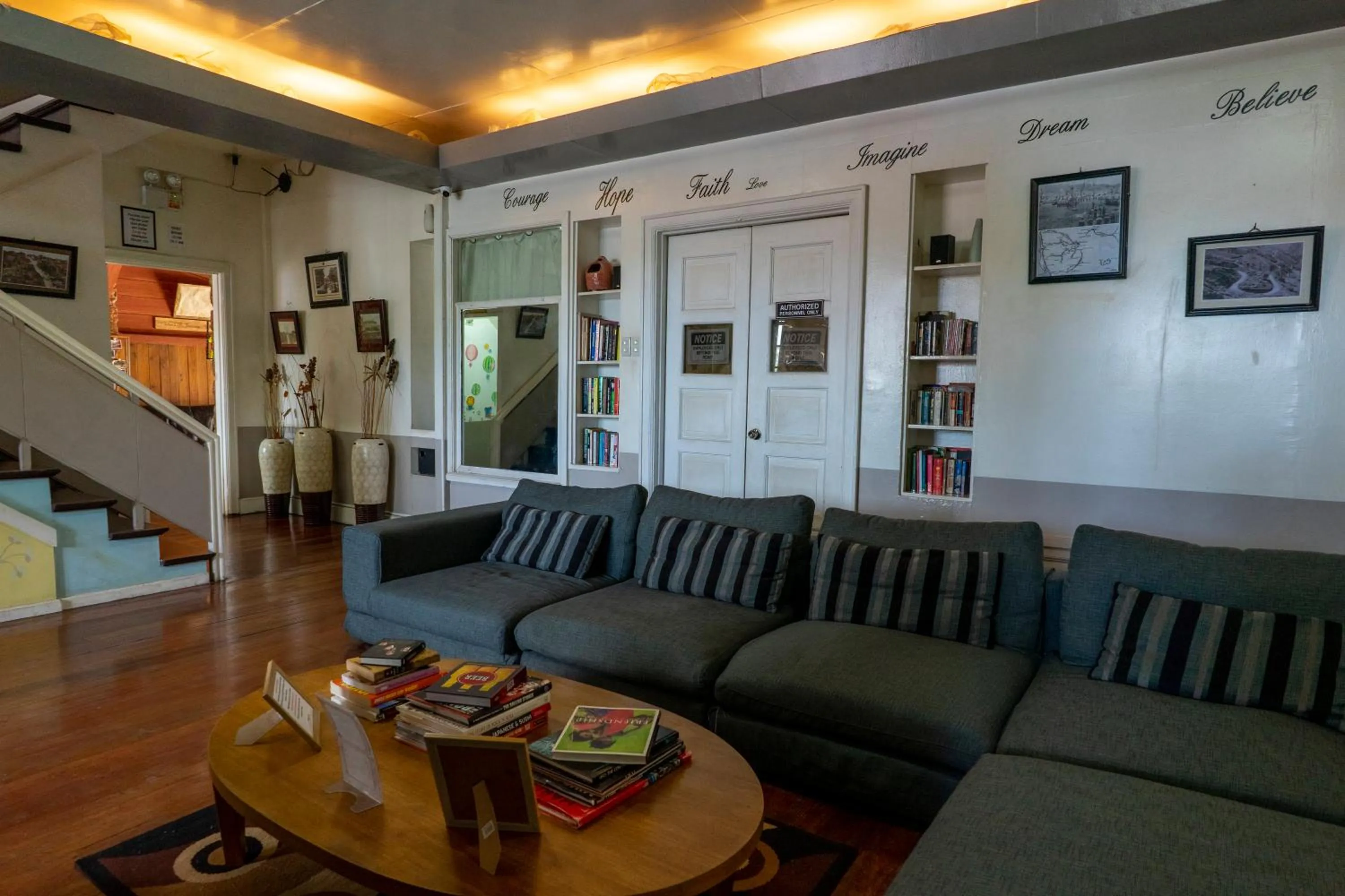 Living room in Old Orangewood Bed & Breakfast