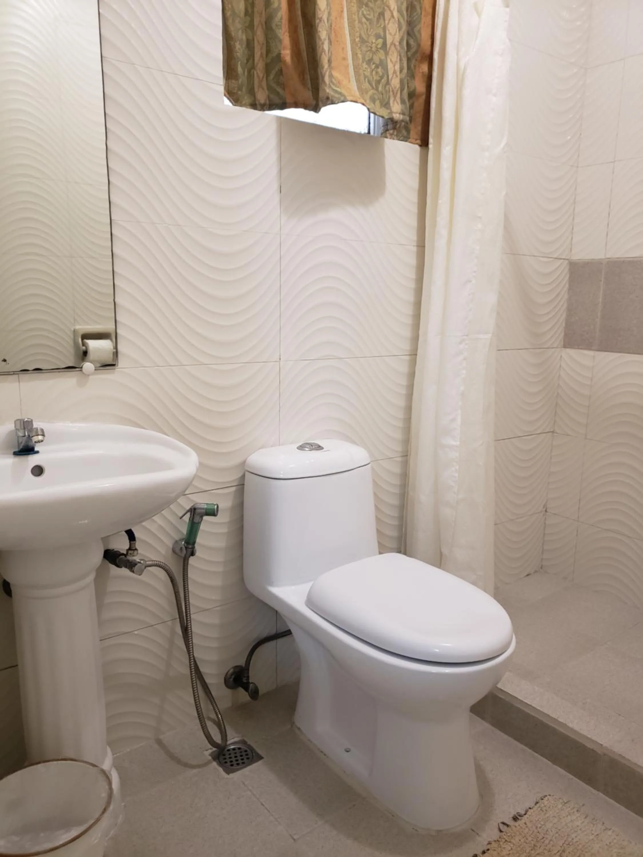Bathroom in Old Orangewood Bed & Breakfast