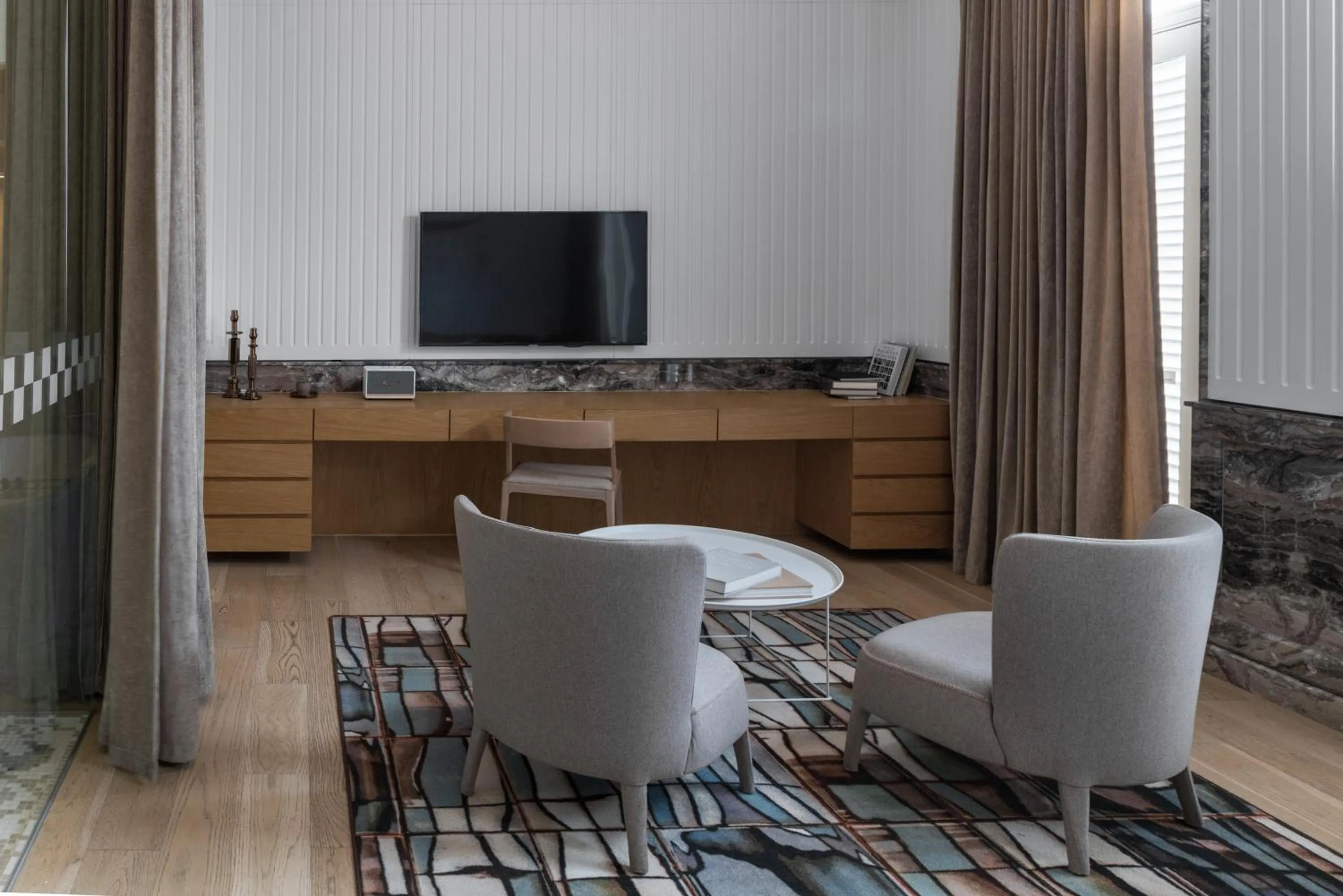 TV and multimedia in Macalister Mansion, a Member of Design Hotels