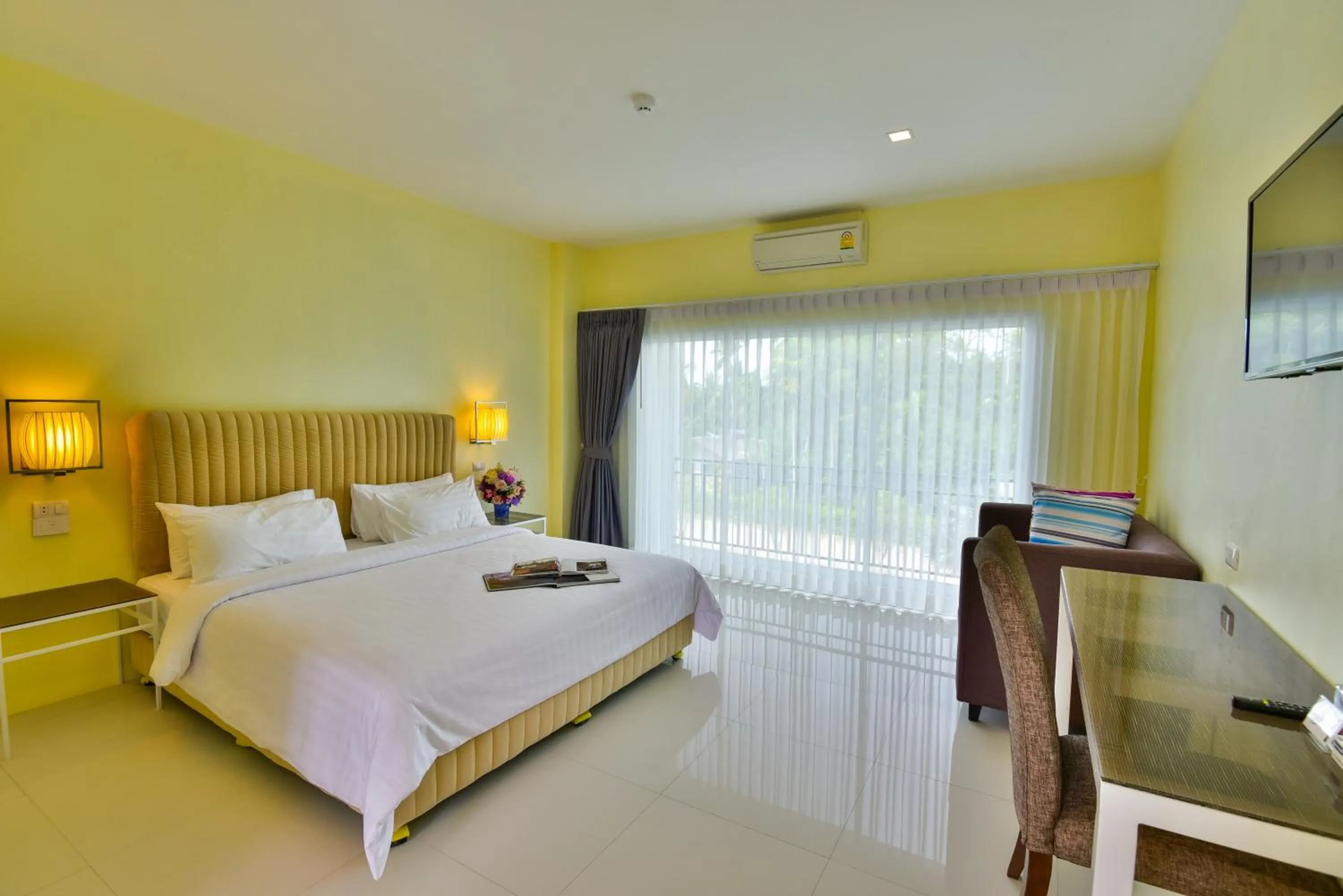 Breakfast, Bed in Southgate Residence Hotel - SHA Certified