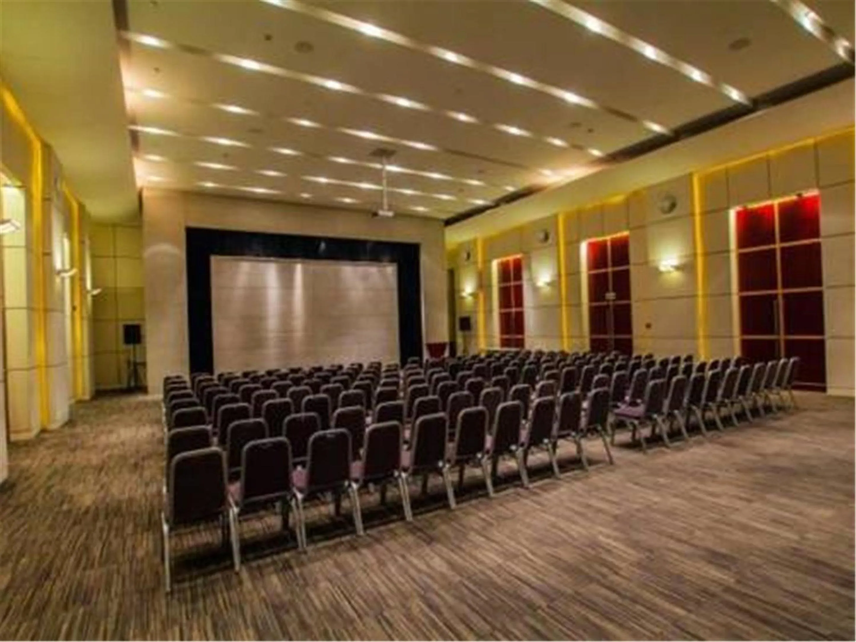 Business facilities in Jingjiang Inn Select Shanghai New Hongqiao