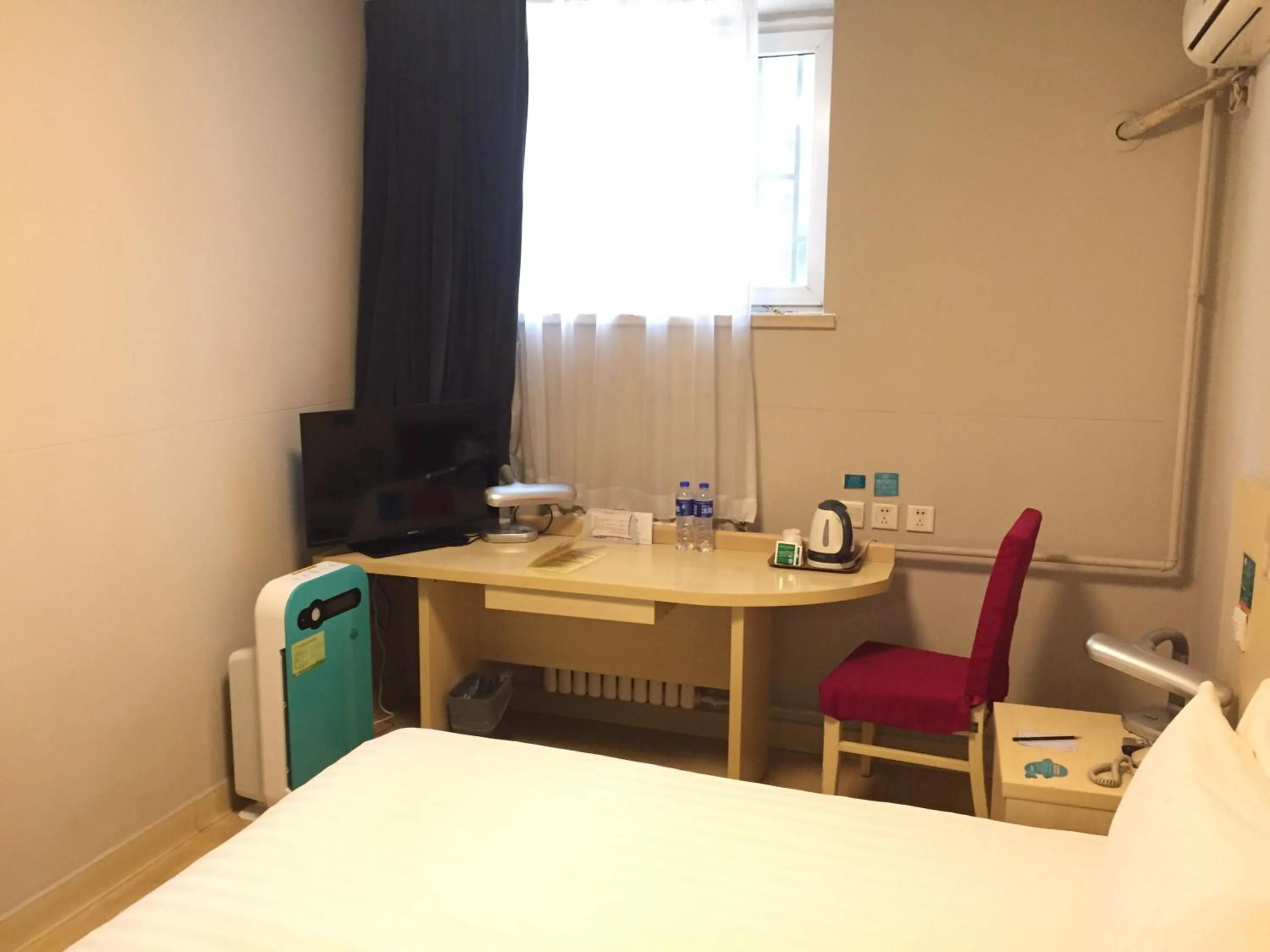 Photo of the whole room, TV/Entertainment Center in Jinjiang Inn Beijing South Station