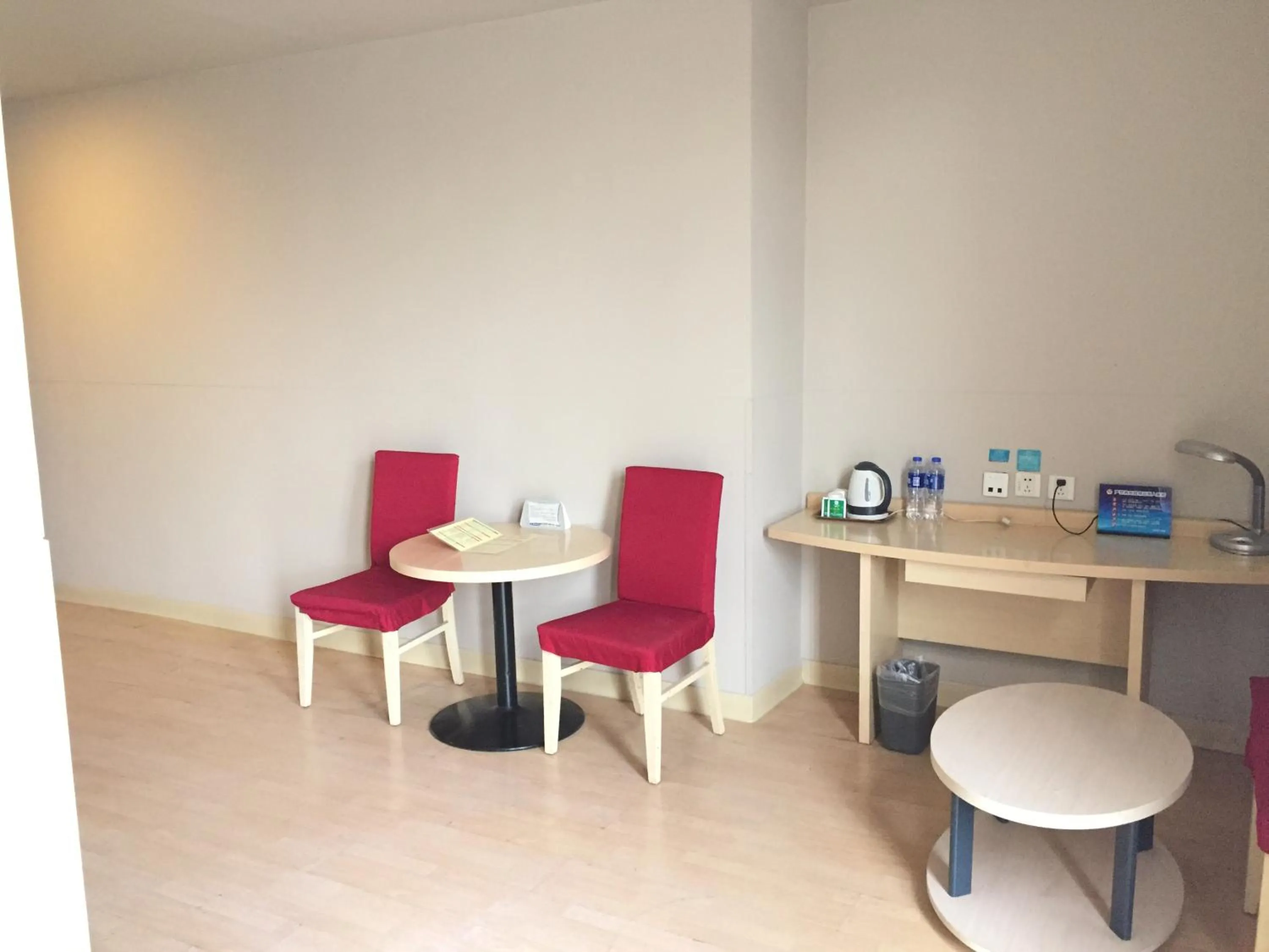 Photo of the whole room, Dining Area in Jinjiang Inn Beijing South Station