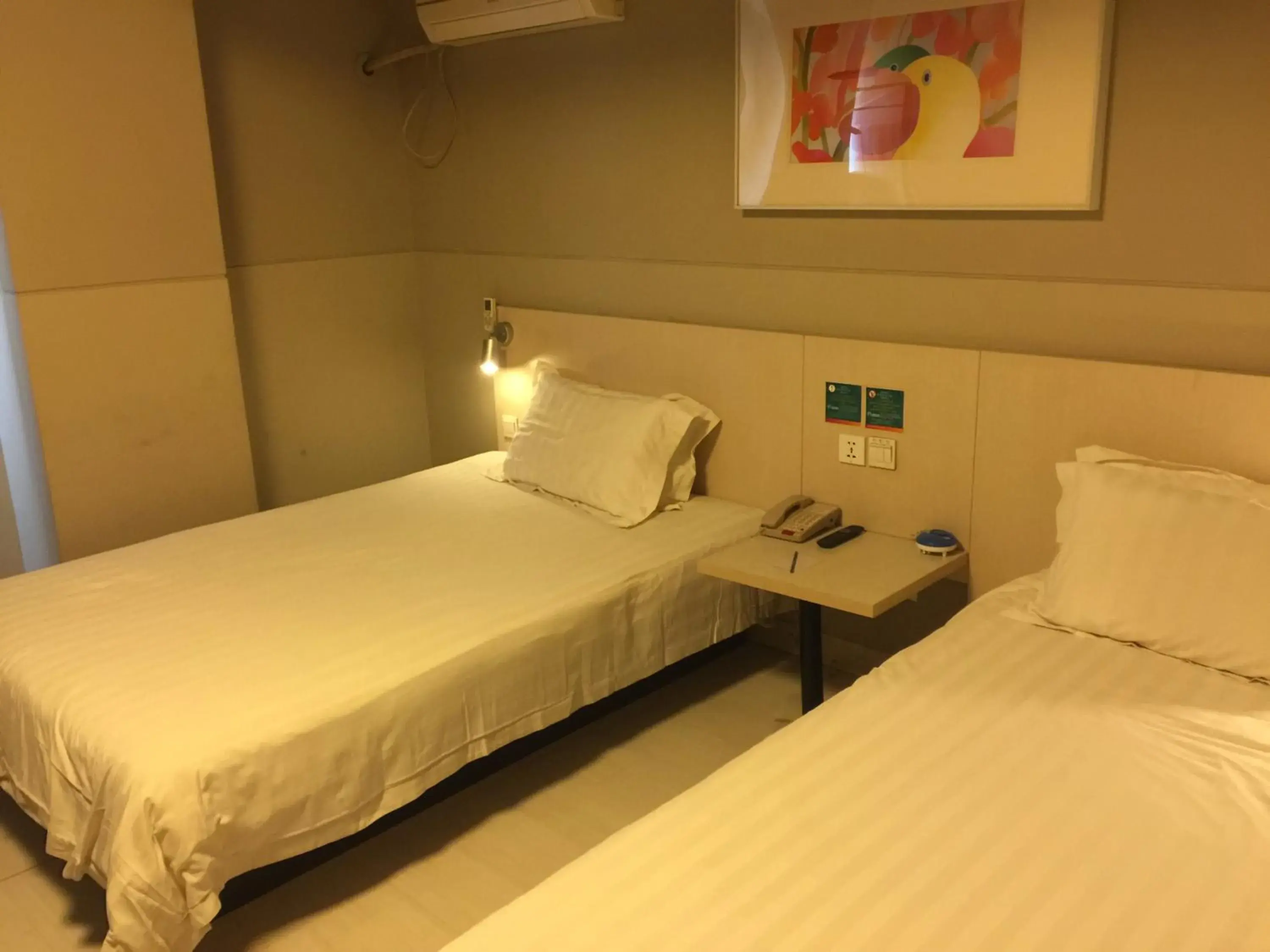 Decorative detail, Bed in Jinjiang Inn Beijing Pingguoyuan Decorative detail, Bed in Jinjiang Inn Beijing Pingguoyuan