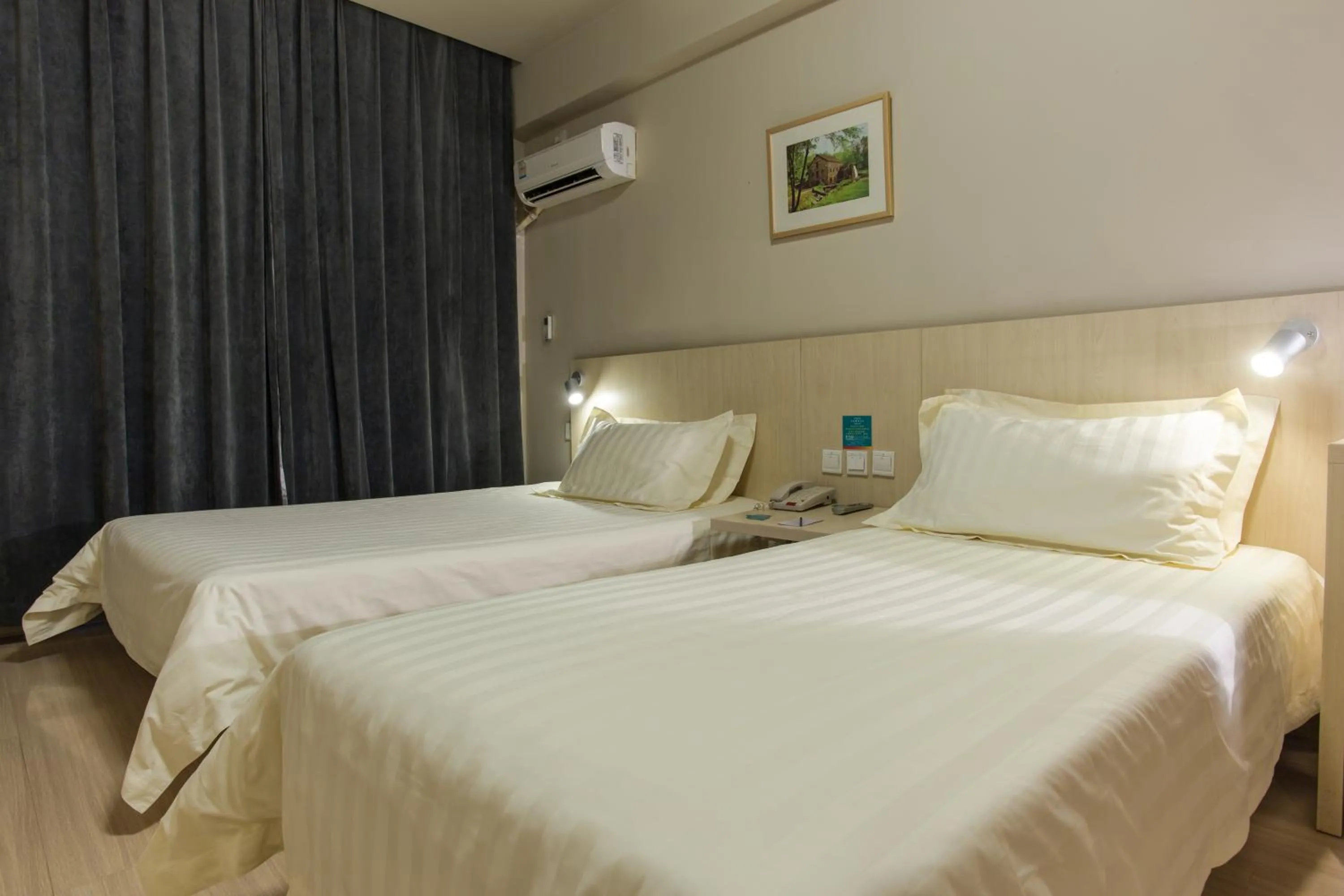 Bed in Jinjiang Inn Beijing Hepingmen