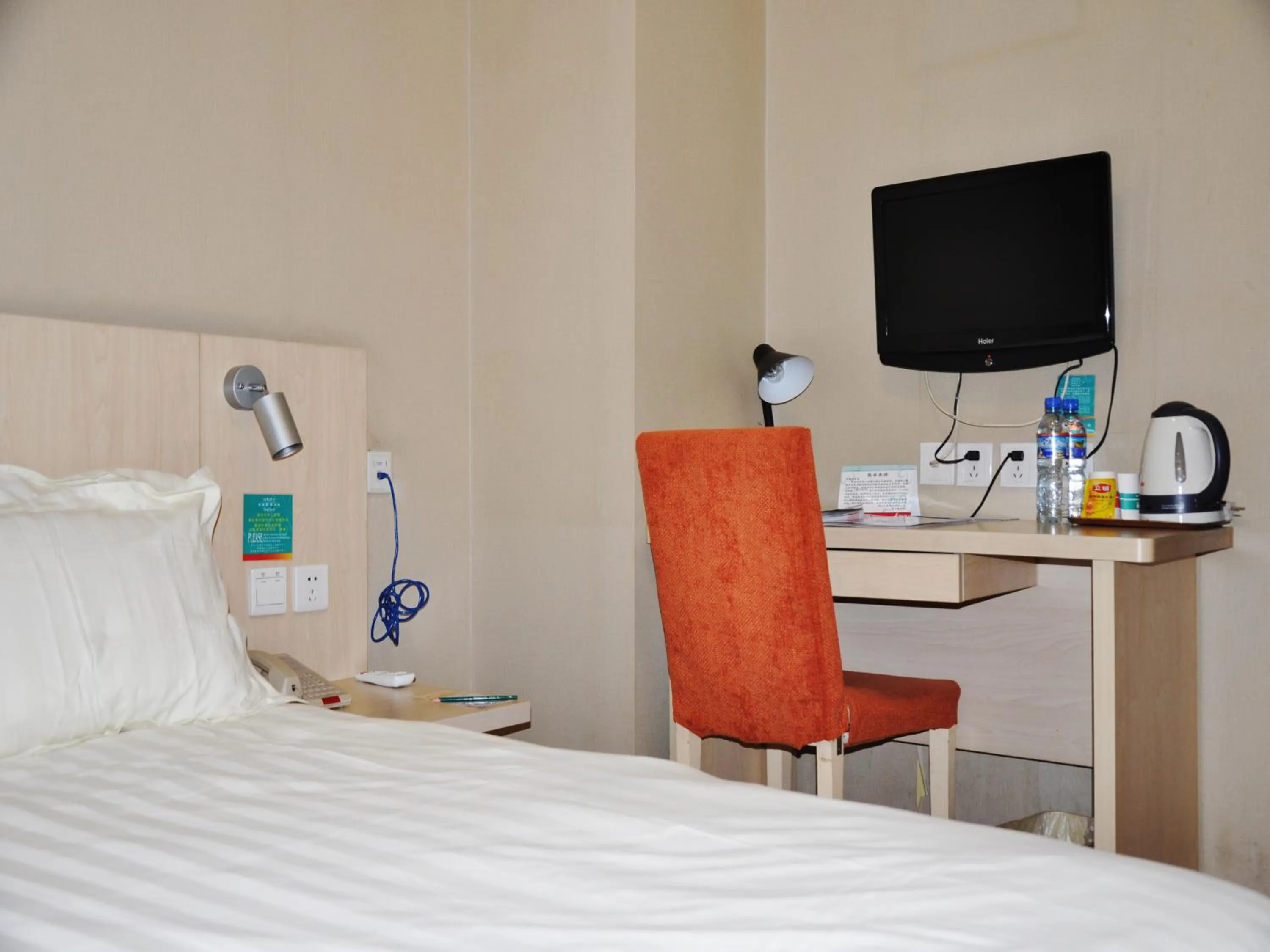 Bed in Jinjiang Inn Beijing Hepingmen