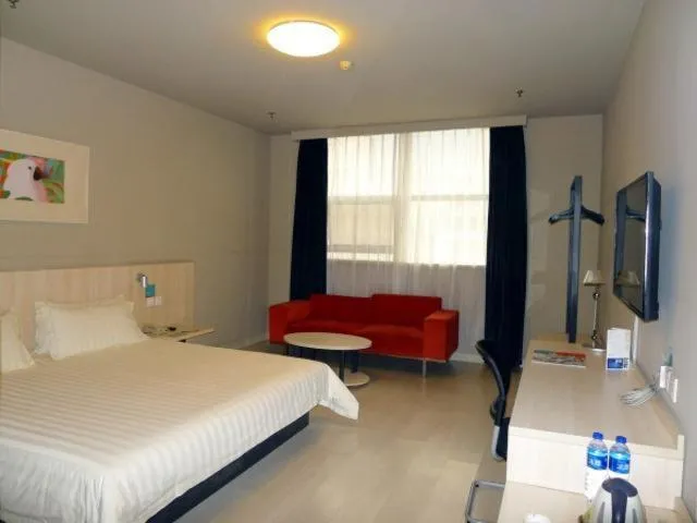 Bed in Jinjiang Inn Zhengzhou International Convention Center