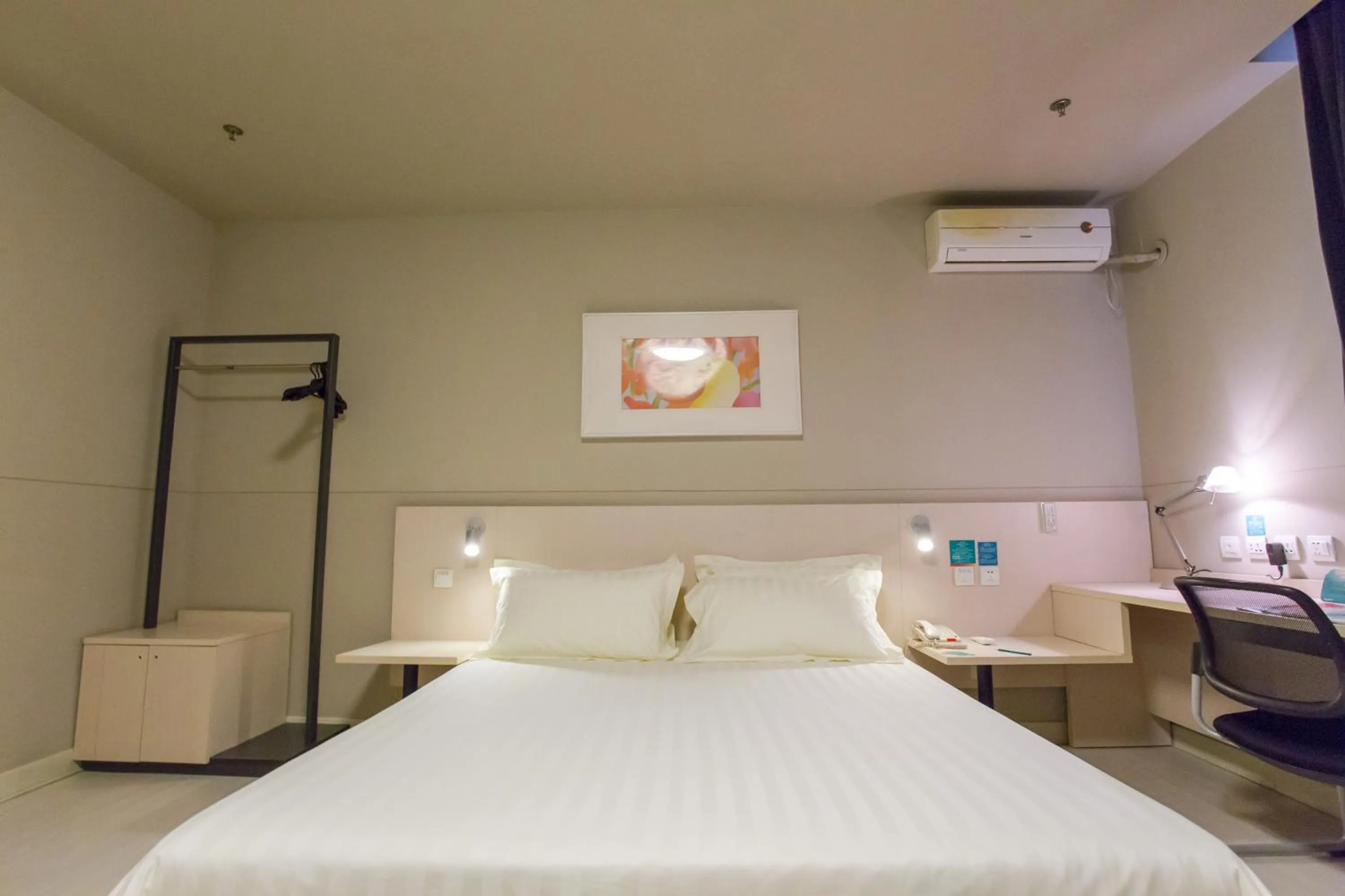 Photo of the whole room in Jinjiang Inn Beijing Xisi