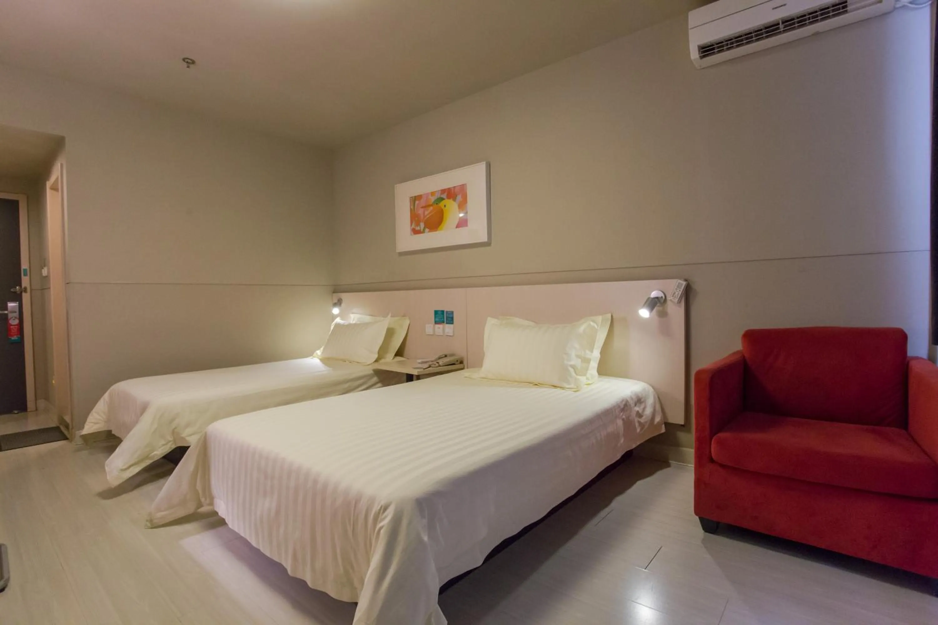 Photo of the whole room in Jinjiang Inn Beijing Xisi