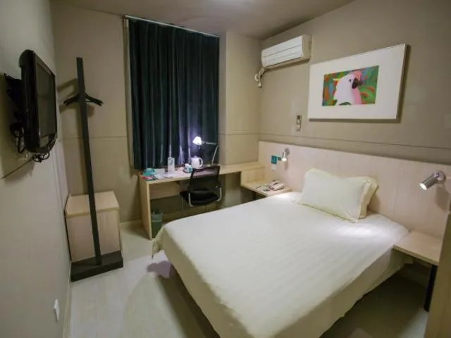 Bed in Jinjiang Inn Changzhou, Tianning Temple