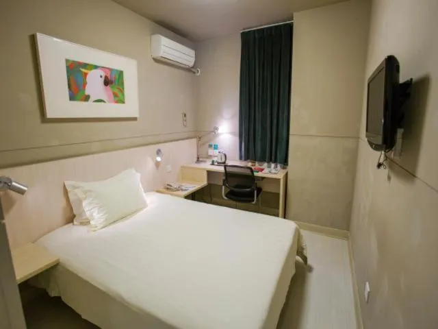 Bed in Jinjiang Inn Changzhou, Tianning Temple