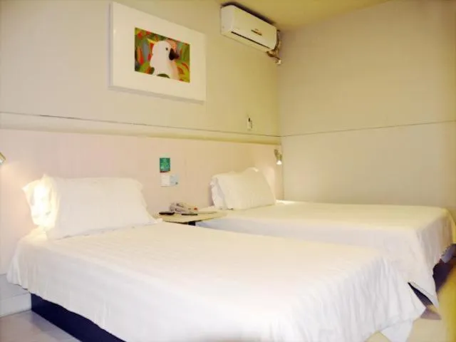 Bed in Jinjiang Inn Baoding Military School Square