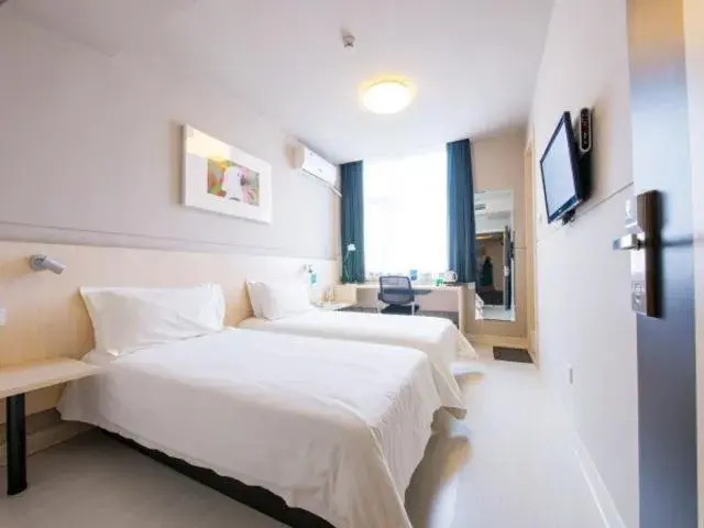 Bed in Jinjiang Inn Xi'an Giant Wild Goose Pagoda Bed in Jinjiang Inn Xi'an Giant Wild Goose Pagoda