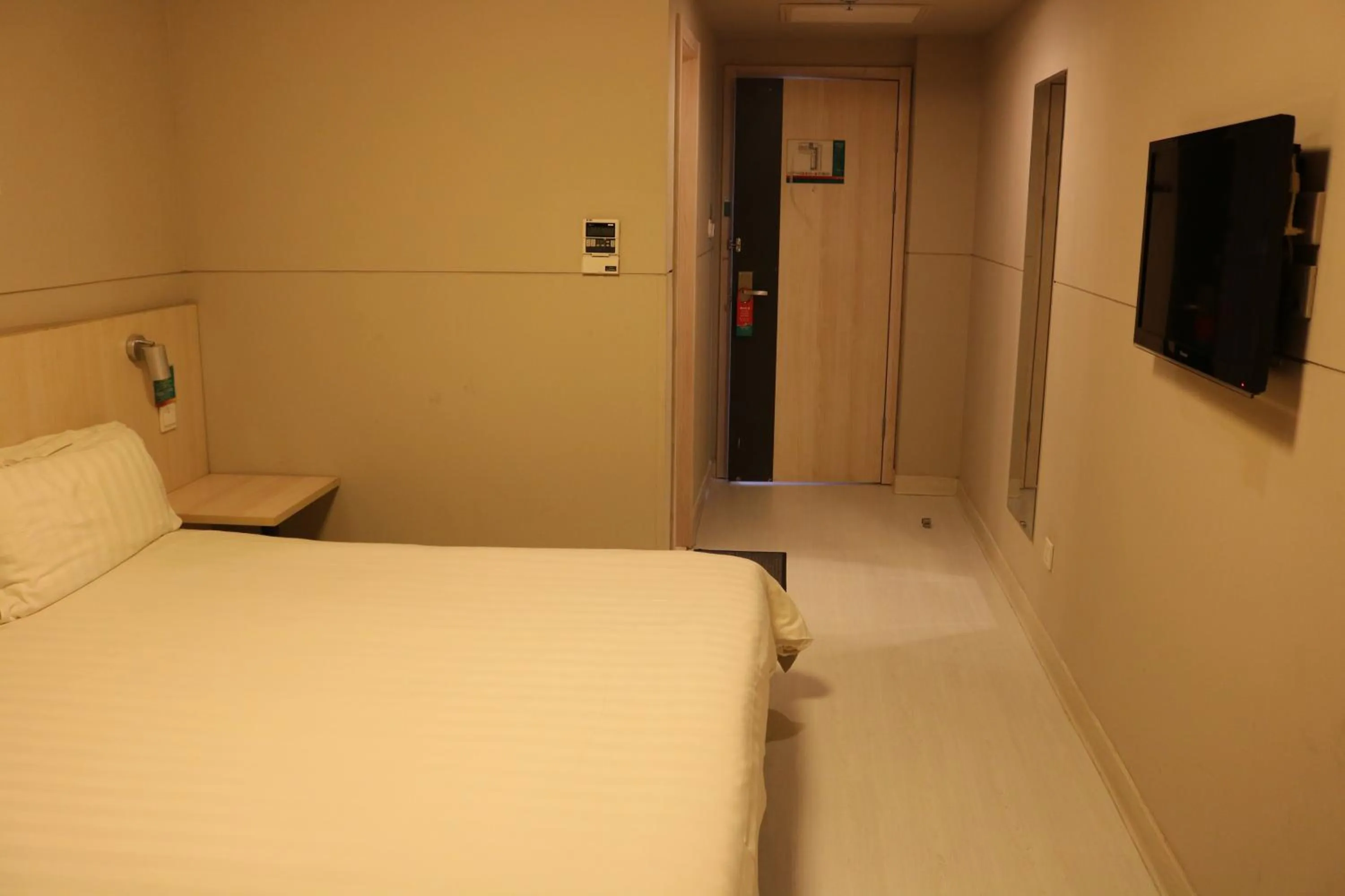 Photo of the whole room, Bed in Jinjiang Inn Beijing Tongzhou Beiyuan Subway Station