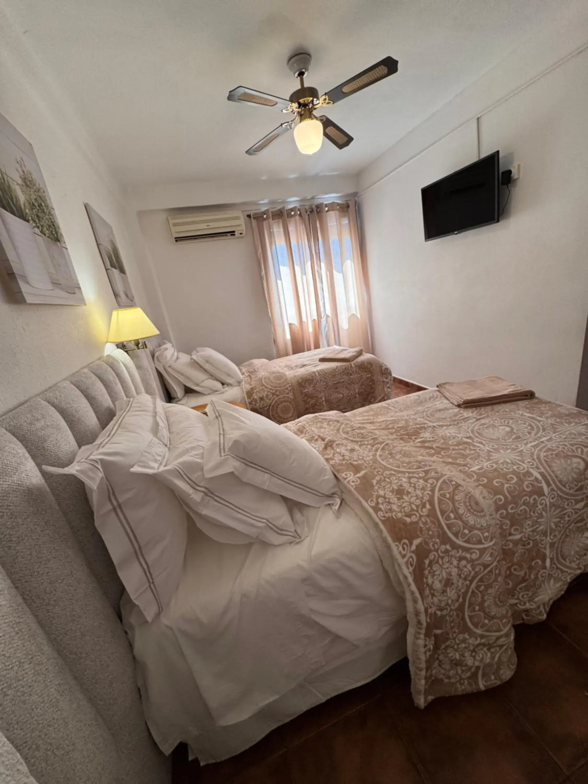 Quadruple Room with Shared Bathroom in Hotel Serramar Quadruple Room with Shared Bathroom in Hotel Serramar