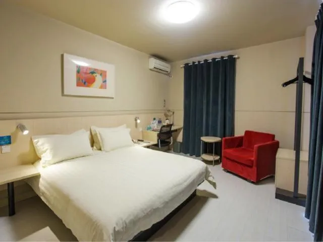 Bed in Jinjiang Inn Xinxiang Railway Station