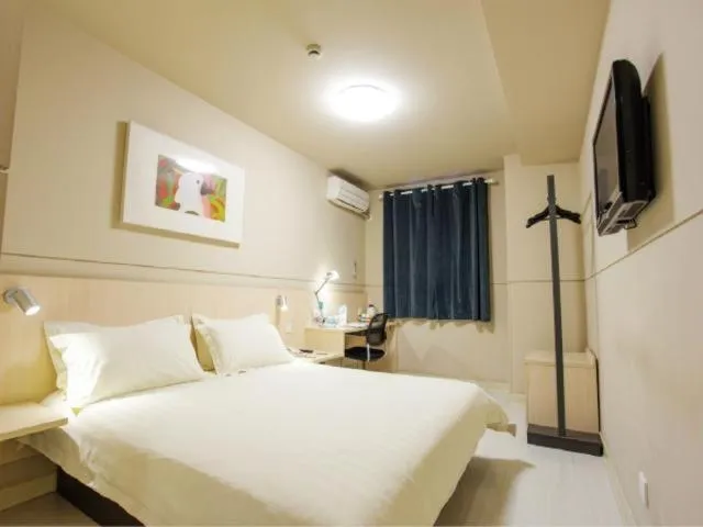 Bed in Jinjiang Inn Xinxiang Railway Station