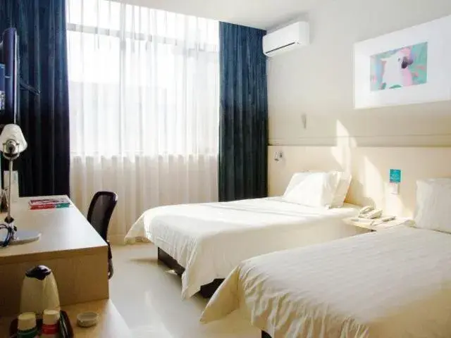 Bed in Jinjiang Inn Xuzhou Golden Eagle International Shopping Center Jiahe East Street Hotel Bed in Jinjiang Inn Xuzhou Golden Eagle International Shopping Center Jiahe East Street Hotel
