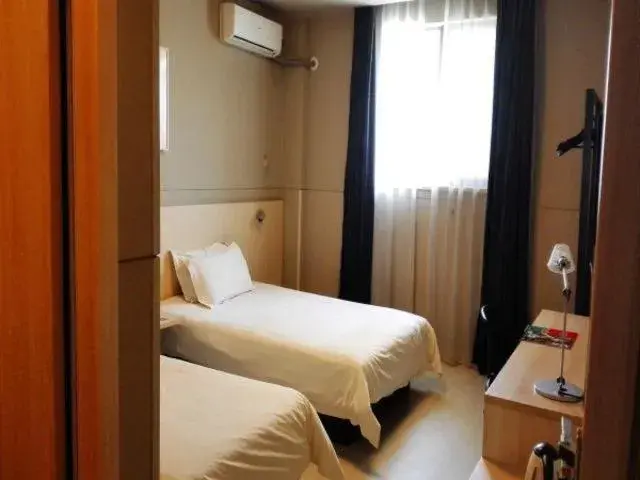 Bed in Jinjiang Inn Xuzhou Golden Eagle International Shopping Center Jiahe East Street Hotel Bed in Jinjiang Inn Xuzhou Golden Eagle International Shopping Center Jiahe East Street Hotel