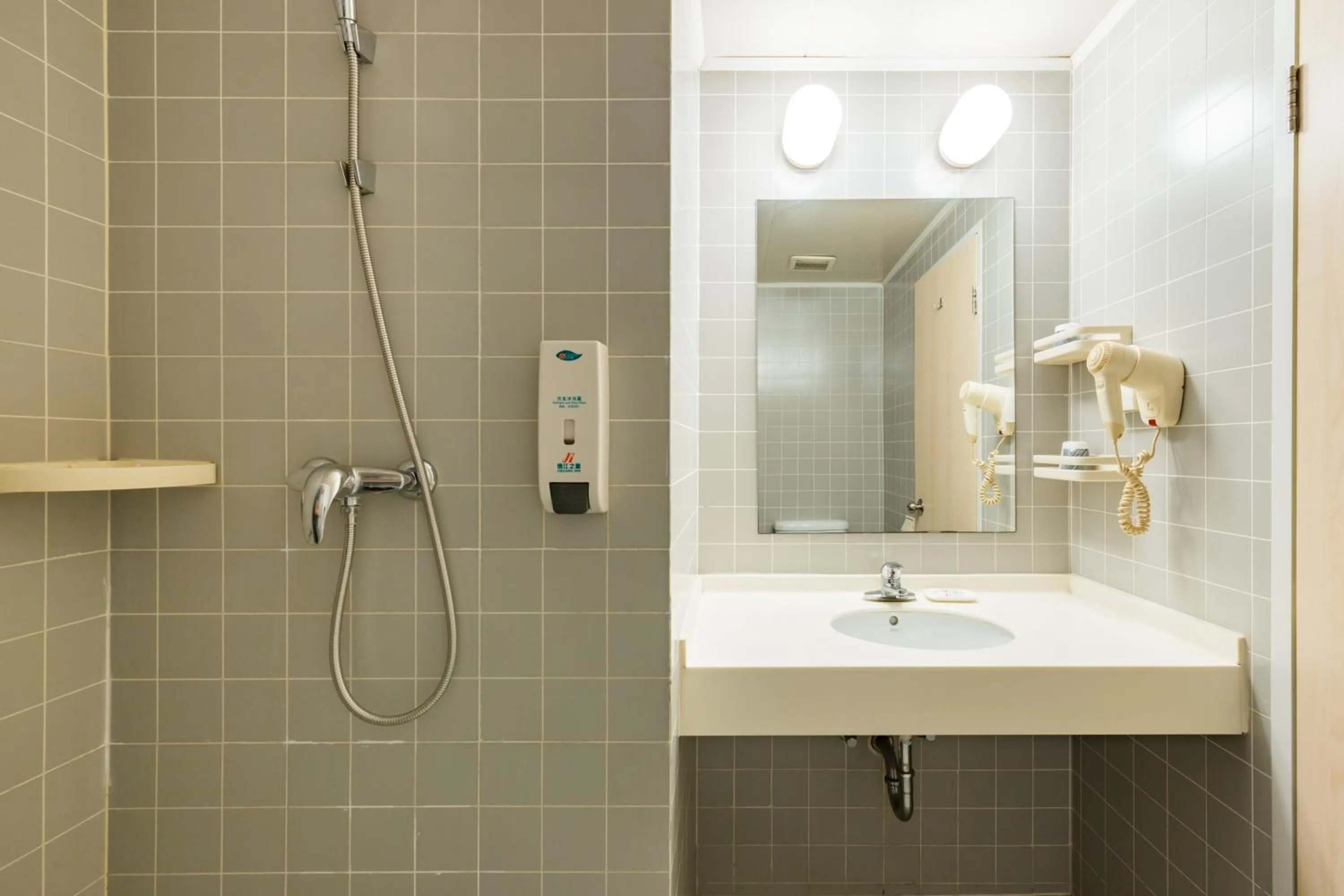 Shower in Jinjiang Inn Shanghai Light Textile Market Caoan Road