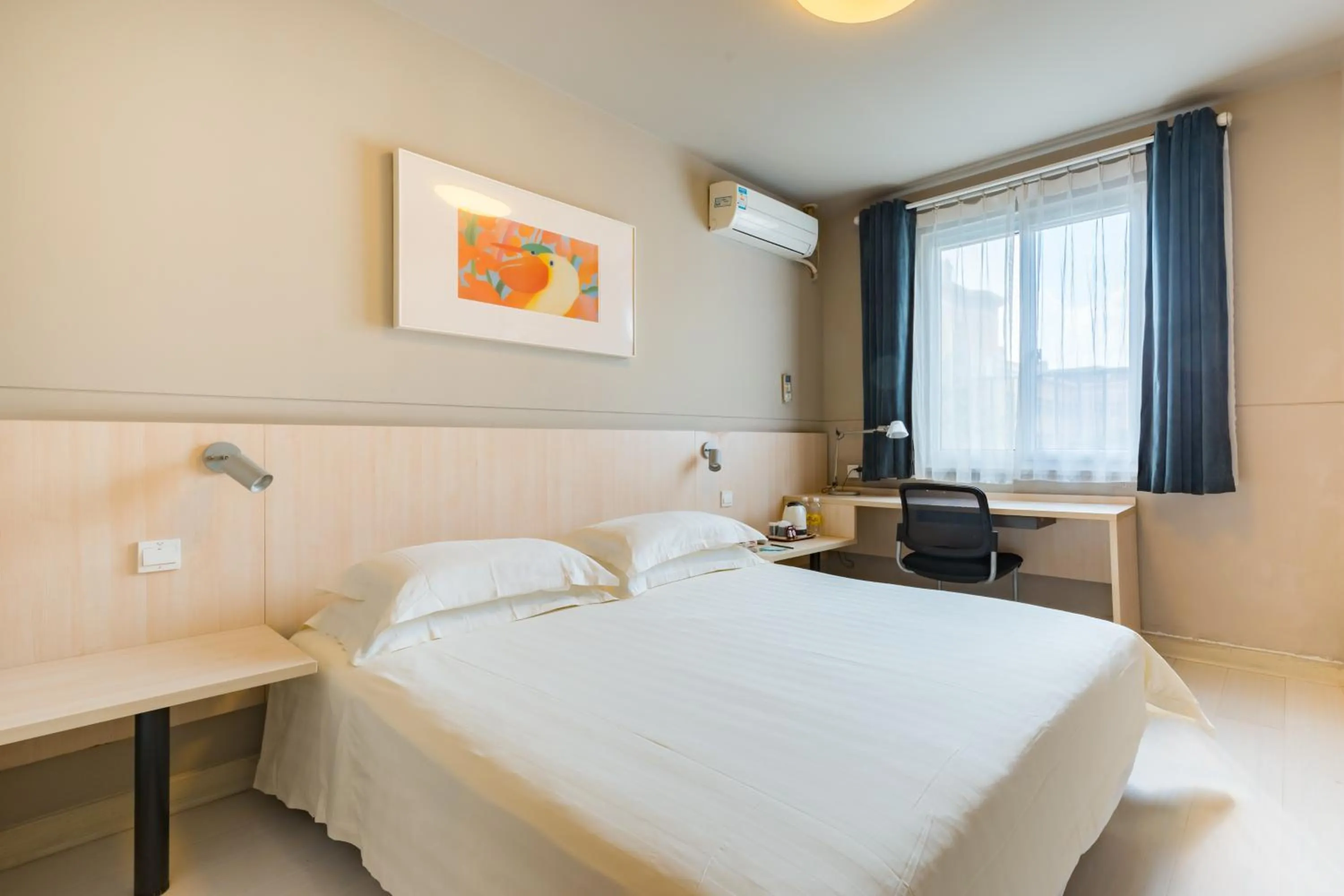 Bed in Jinjiang Inn Shanghai Light Textile Market Caoan Road