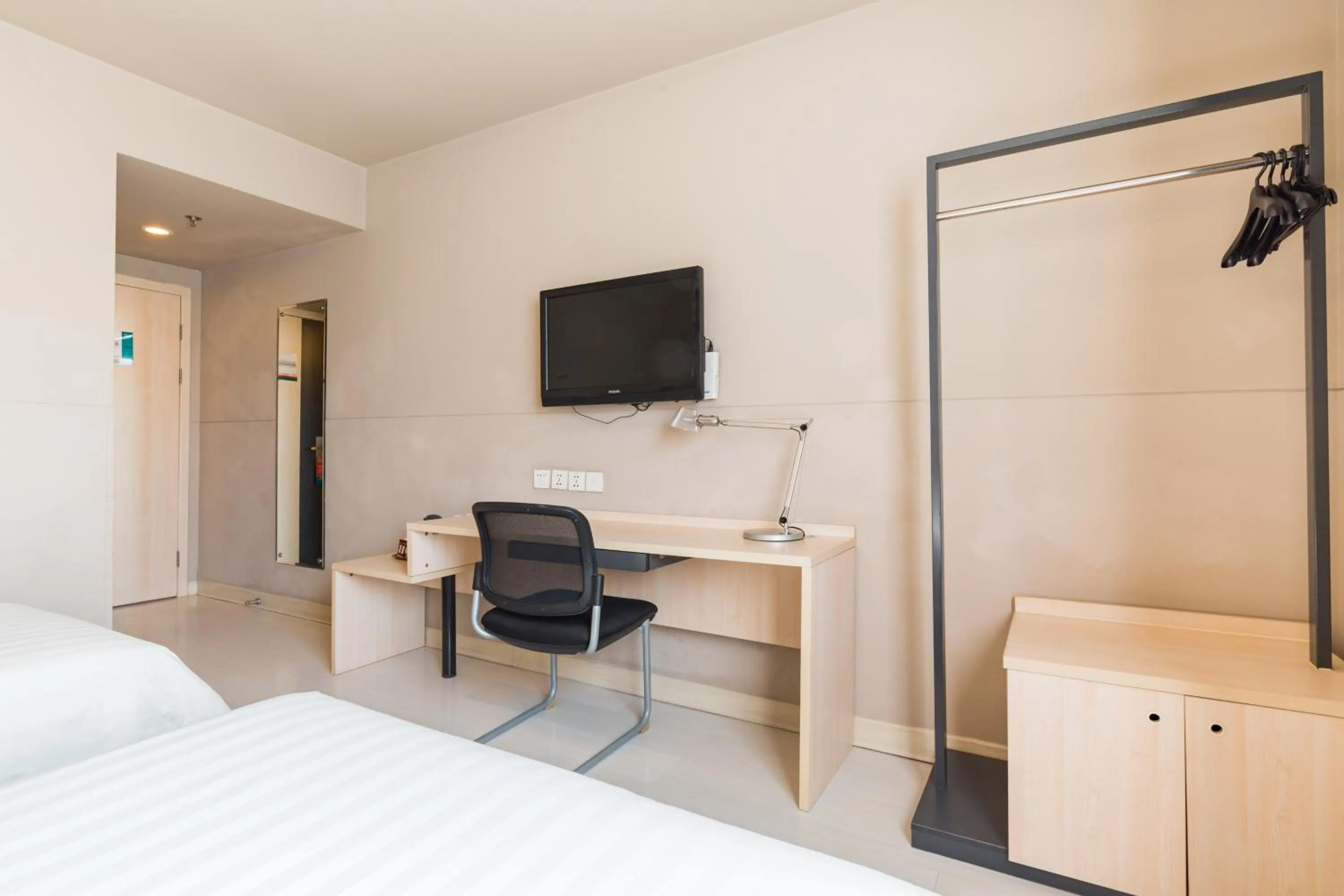 Bed in Jinjiang Inn Shanghai Light Textile Market Caoan Road