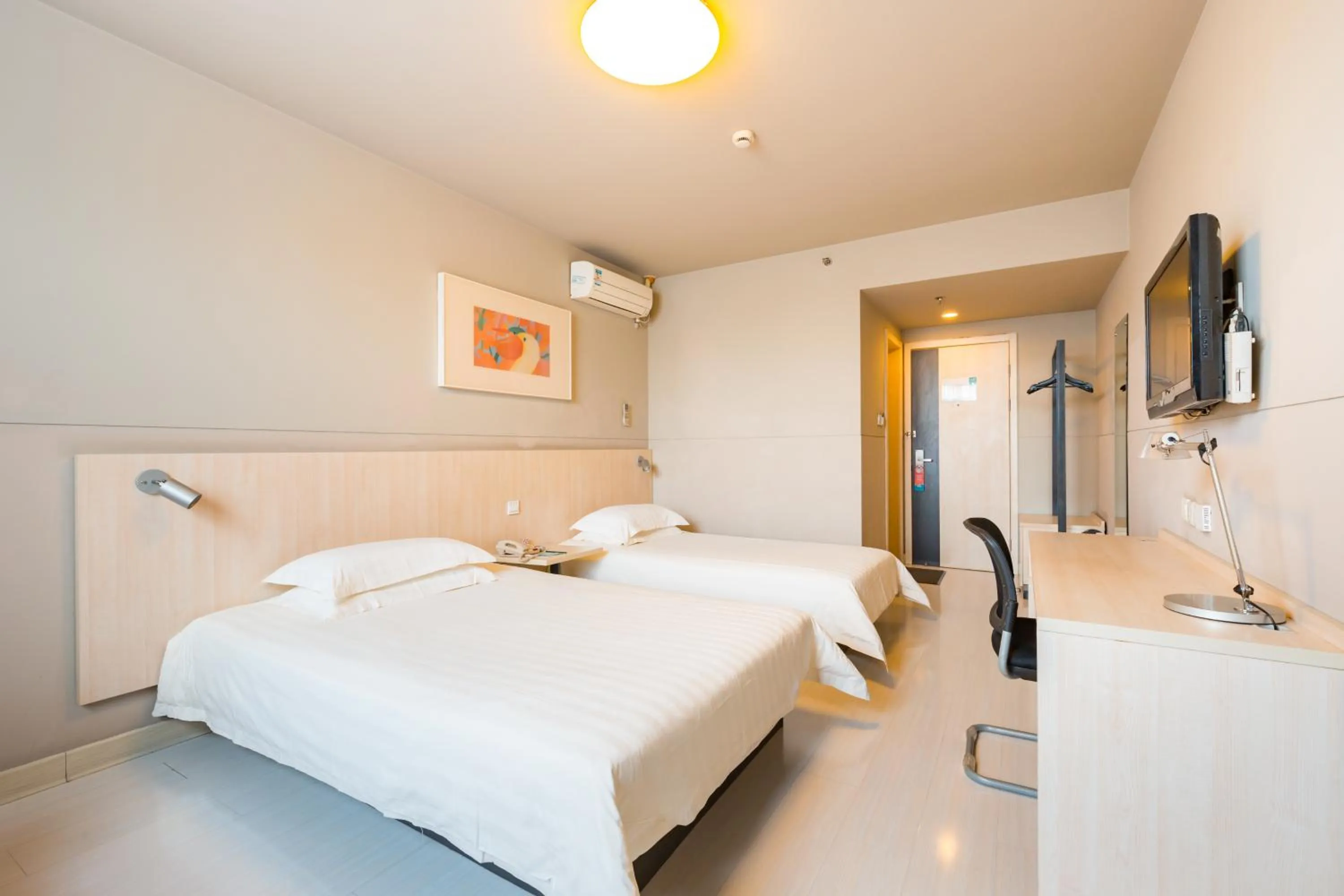 Bed in Jinjiang Inn Shanghai Light Textile Market Caoan Road