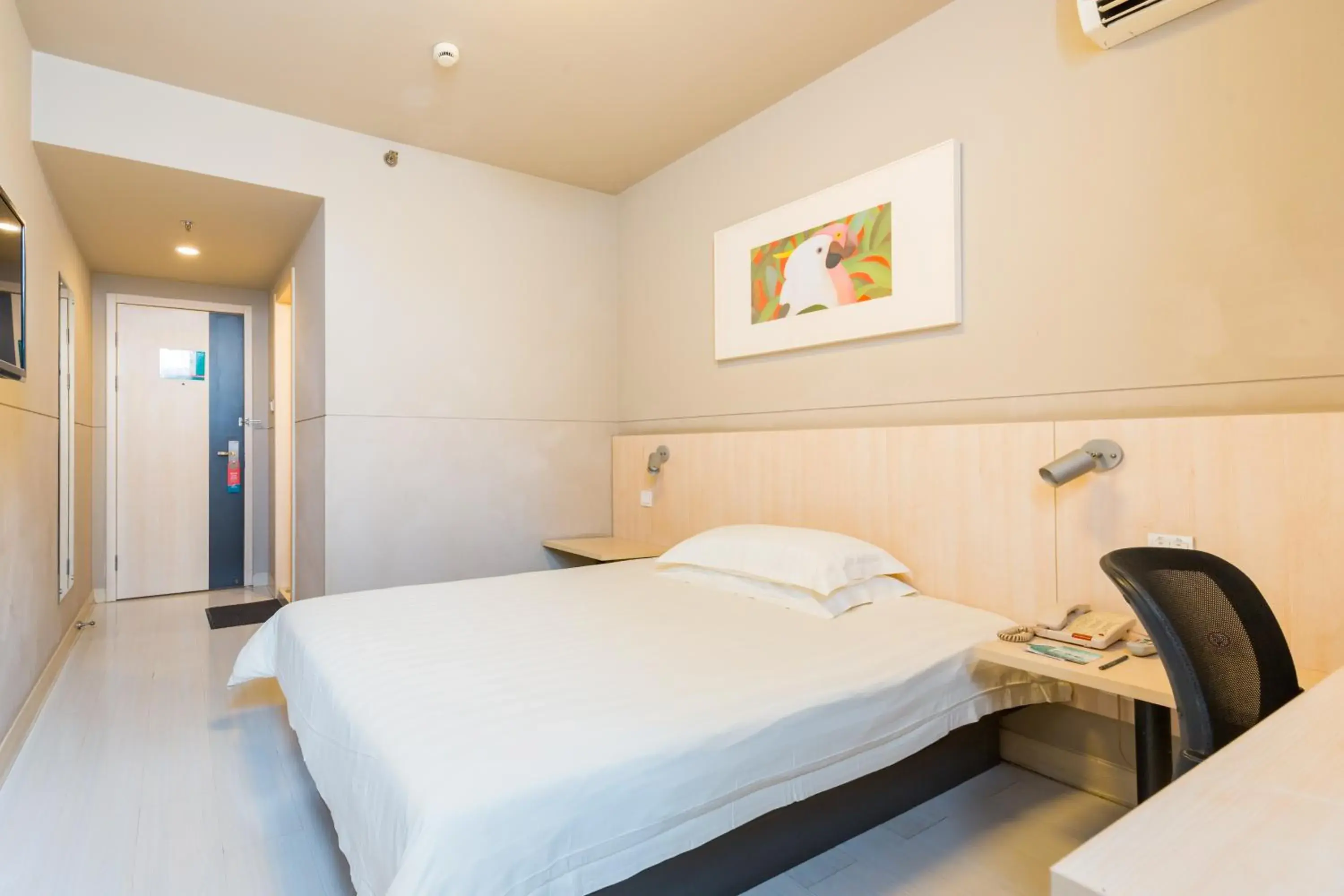 Bed in Jinjiang Inn Shanghai Light Textile Market Caoan Road Bed in Jinjiang Inn Shanghai Light Textile Market Caoan Road