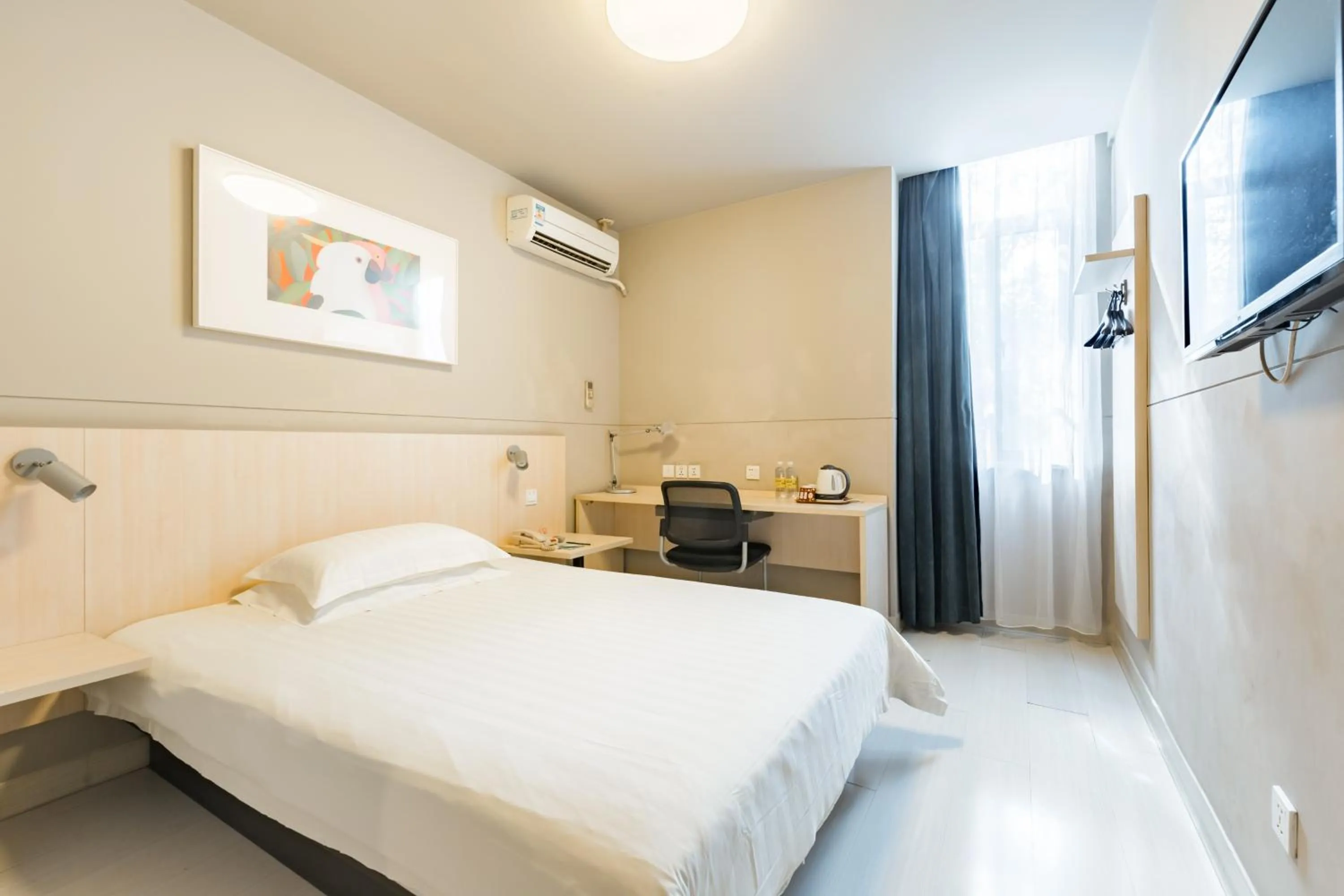 Bed in Jinjiang Inn Shanghai Light Textile Market Caoan Road