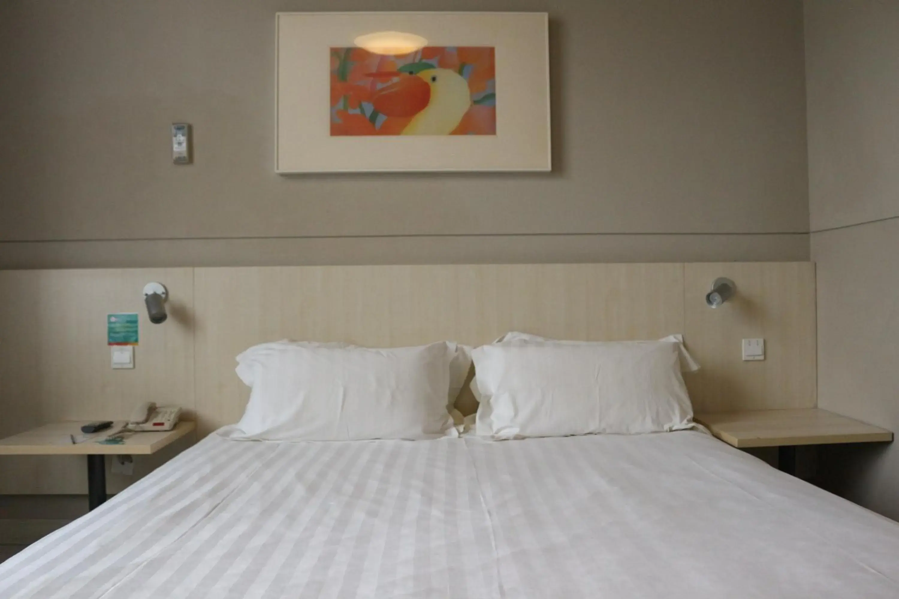 Bed in Jinjiang Inn Shanghai Chedun Studios Bed in Jinjiang Inn Shanghai Chedun Studios