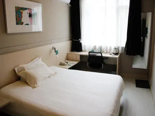 Bed in Jinjiang Inn Chengdu Dufu Thatched Cottage Bed in Jinjiang Inn Chengdu Dufu Thatched Cottage