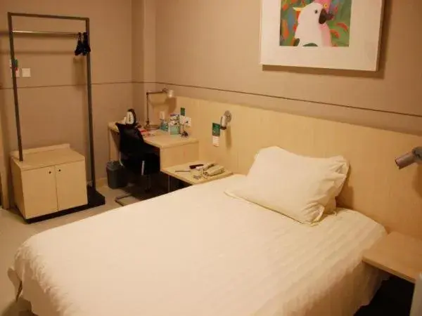 Bed in Jinjiang Inn Chengdu Dufu Thatched Cottage Bed in Jinjiang Inn Chengdu Dufu Thatched Cottage