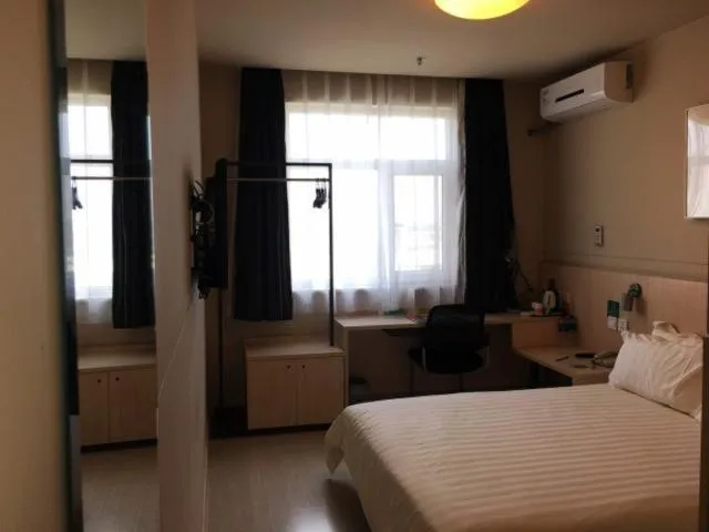 Bed in Jinjiang Inn Langfang High-speed Railwy Station Yinhe South Road