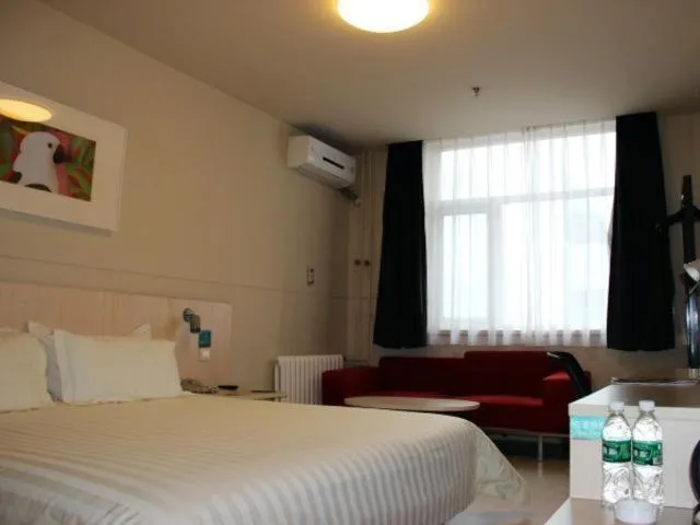 Bed in Jinjiang Inn Cangzhou Railway Station